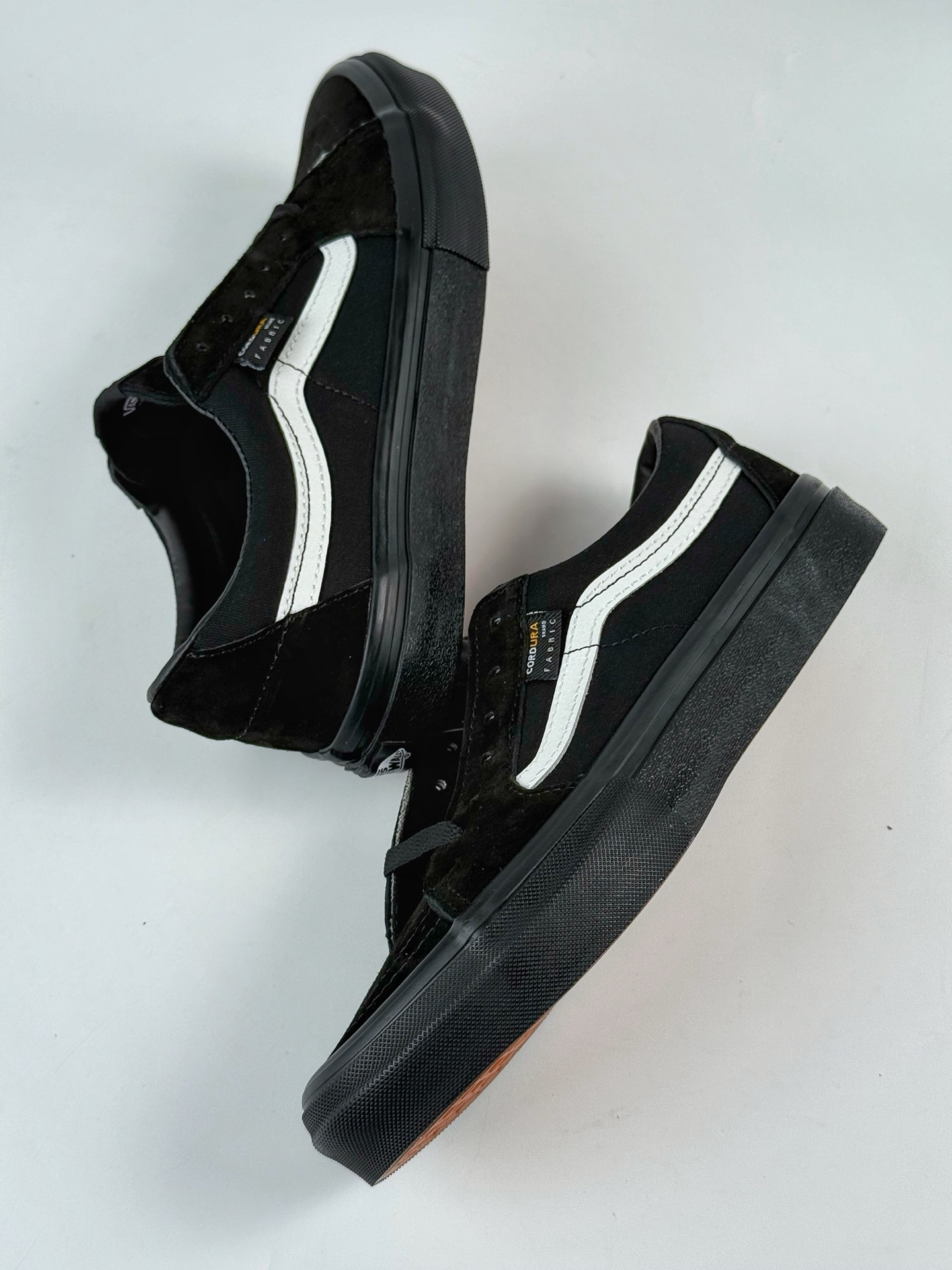 💰160 LY专供 毒版公司货
【VAN】Vans SK8-LOW黑武士低帮
本次 Vans 为SK8-LOW 鞋款加入Cordura 面料，为鞋款赋予了军事风属性，并提高了鞋款的耐用性，为秋季军事风穿搭带来一款优质高颜值的鞋款。
Cordura 面料有柔软、抗撕裂、抗磨损多种有点，尝被用于军工领域，制作军用装备。
工艺：硫化1:1（重量1:1、真标、原钢印、材质标、鞋型标、合格证）
尺码：35 36 36.5 37 38 38.5 39 40 40.5 41 42 42.5 43 44