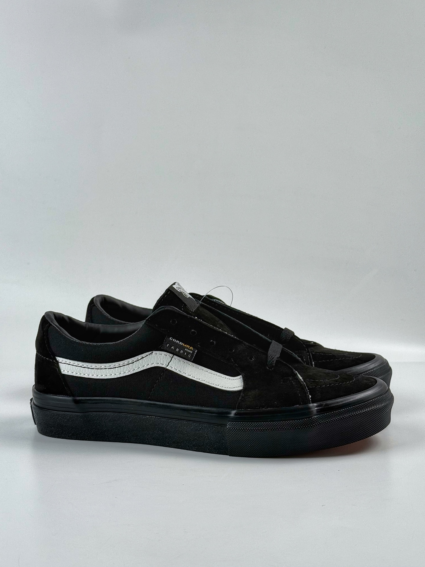 💰160 LY专供 毒版公司货
【VAN】Vans SK8-LOW黑武士低帮
本次 Vans 为SK8-LOW 鞋款加入Cordura 面料，为鞋款赋予了军事风属性，并提高了鞋款的耐用性，为秋季军事风穿搭带来一款优质高颜值的鞋款。
Cordura 面料有柔软、抗撕裂、抗磨损多种有点，尝被用于军工领域，制作军用装备。
工艺：硫化1:1（重量1:1、真标、原钢印、材质标、鞋型标、合格证）
尺码：35 36 36.5 37 38 38.5 39 40 40.5 41 42 42.5 43 44