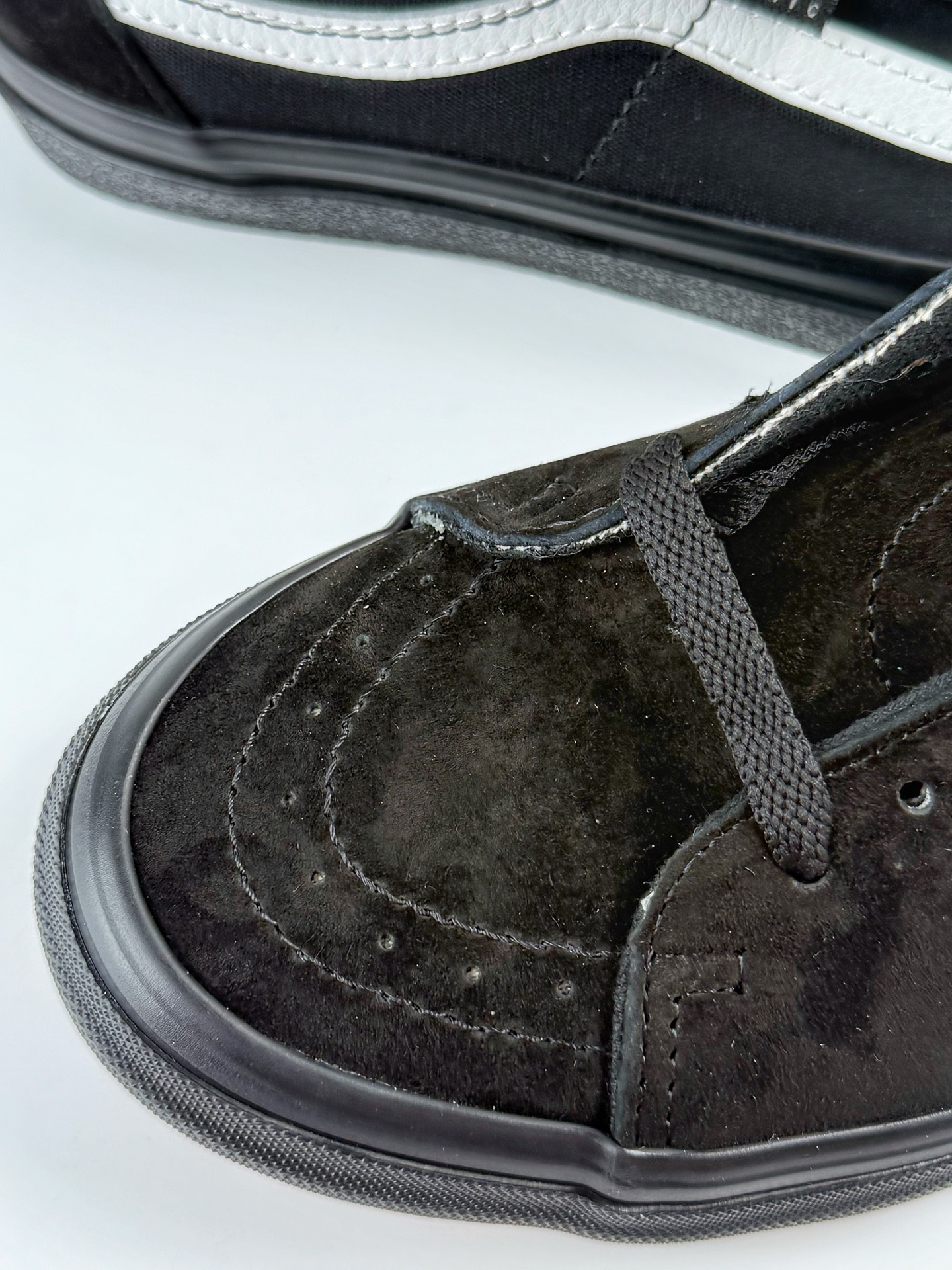 💰160 LY专供 毒版公司货
【VAN】Vans SK8-LOW黑武士低帮
本次 Vans 为SK8-LOW 鞋款加入Cordura 面料，为鞋款赋予了军事风属性，并提高了鞋款的耐用性，为秋季军事风穿搭带来一款优质高颜值的鞋款。
Cordura 面料有柔软、抗撕裂、抗磨损多种有点，尝被用于军工领域，制作军用装备。
工艺：硫化1:1（重量1:1、真标、原钢印、材质标、鞋型标、合格证）
尺码：35 36 36.5 37 38 38.5 39 40 40.5 41 42 42.5 43 44