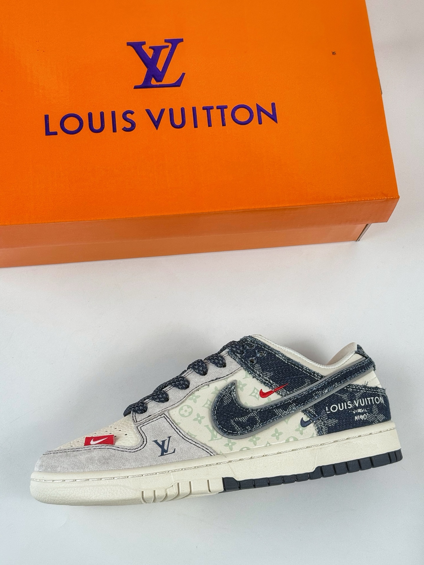 280 Nike SB Dunk Low x Louis Vuitton 灰蓝牛仔双小勾满天星  YX5066-381