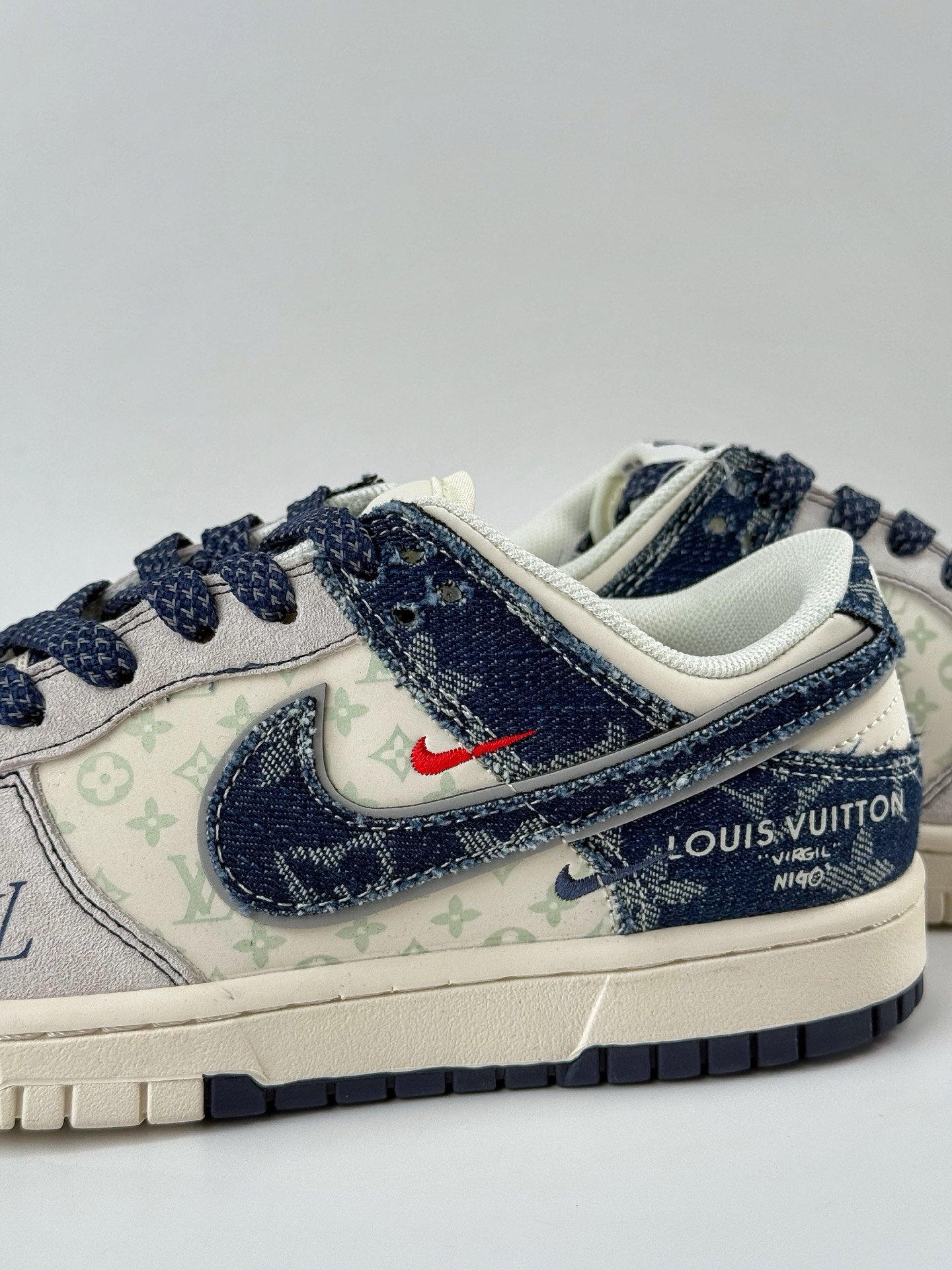 280 Nike SB Dunk Low x Louis Vuitton 灰蓝牛仔双小勾满天星  YX5066-381