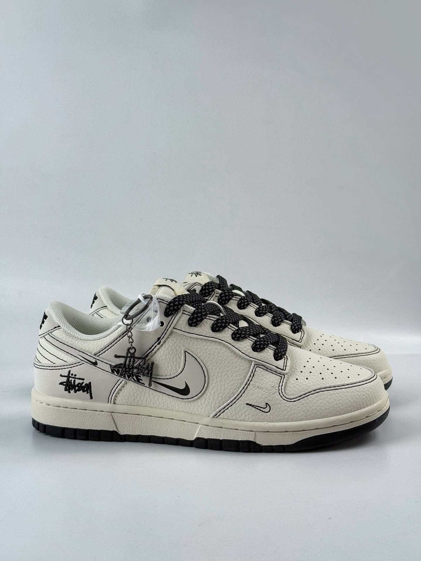 Nike SB Dunk Low x Stussy 白黑双小勾满天星  HH7518-096