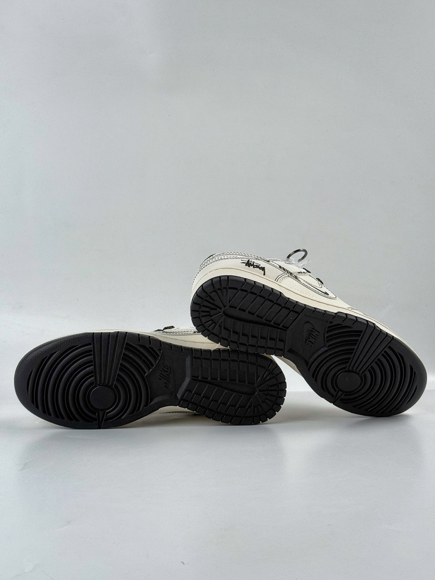 Nike SB Dunk Low x Stussy 白黑双小勾满天星  HH7518-096