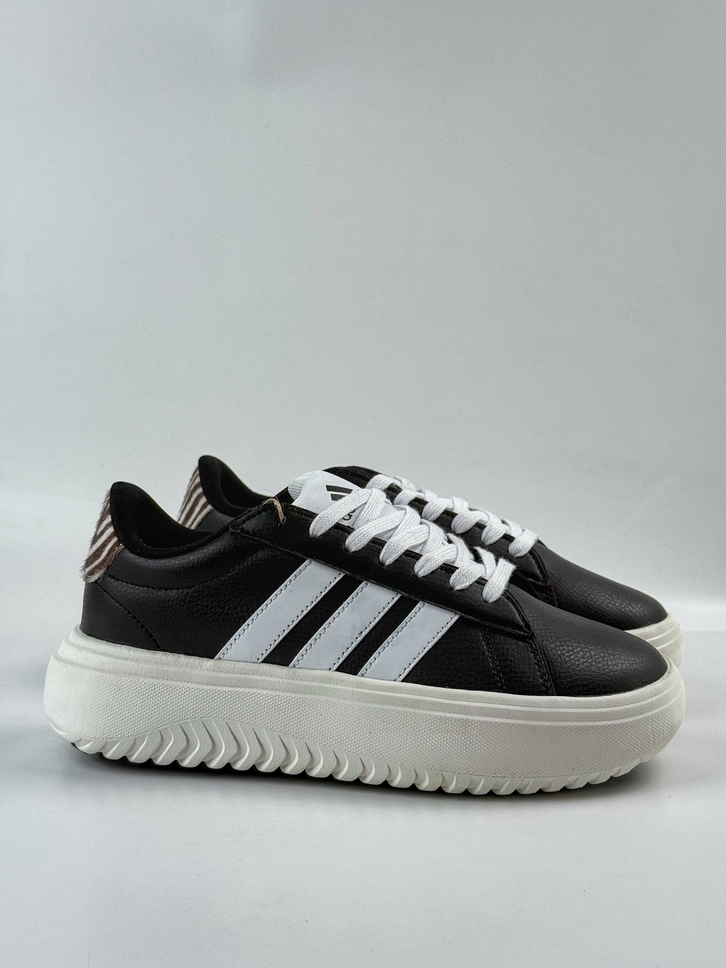 AdidGRAND COURT 防滑耐磨轻便低帮厚底鞋 三叶草休闲复古运动厚底鞋  IH7754-莆田鞋,莆田鞋货源,高仿鞋,高仿鞋货源,安福档口,莆田高仿鞋,莆田鞋批发,高仿鞋批发,莆田高仿运动鞋,高仿运动鞋,莆田运动鞋 AdidGRAND COURT 防滑耐磨轻便低帮厚底鞋 三叶草休闲复古运动厚底鞋  IH7754