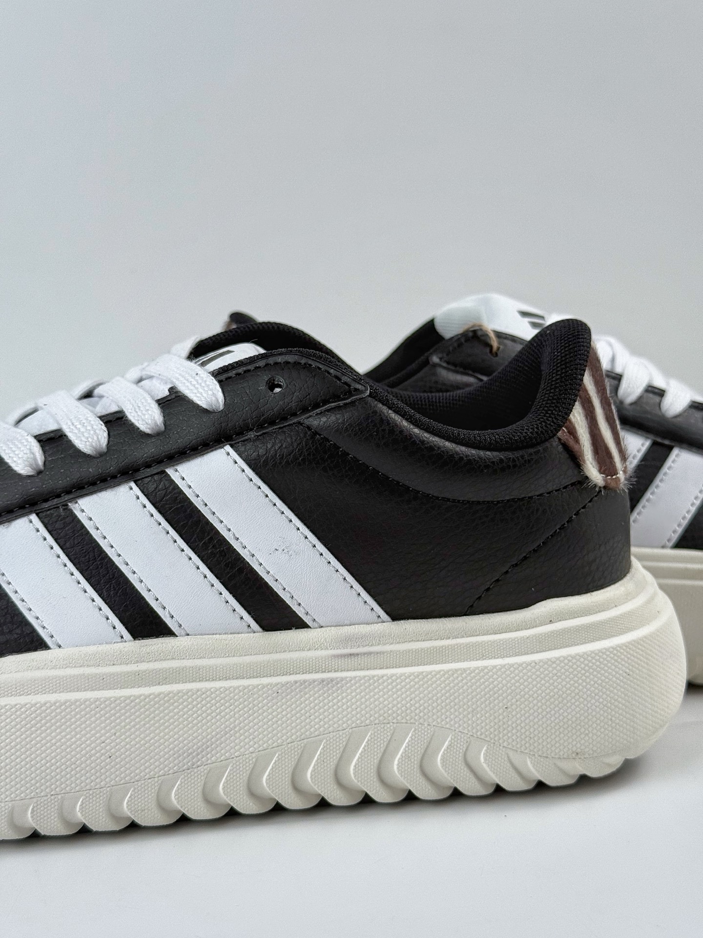 AdidGRAND COURT 防滑耐磨轻便低帮厚底鞋 三叶草休闲复古运动厚底鞋  IH7754-莆田鞋,莆田鞋货源,高仿鞋,高仿鞋货源,安福档口,莆田高仿鞋,莆田鞋批发,高仿鞋批发,莆田高仿运动鞋,高仿运动鞋,莆田运动鞋 AdidGRAND COURT 防滑耐磨轻便低帮厚底鞋 三叶草休闲复古运动厚底鞋  IH7754