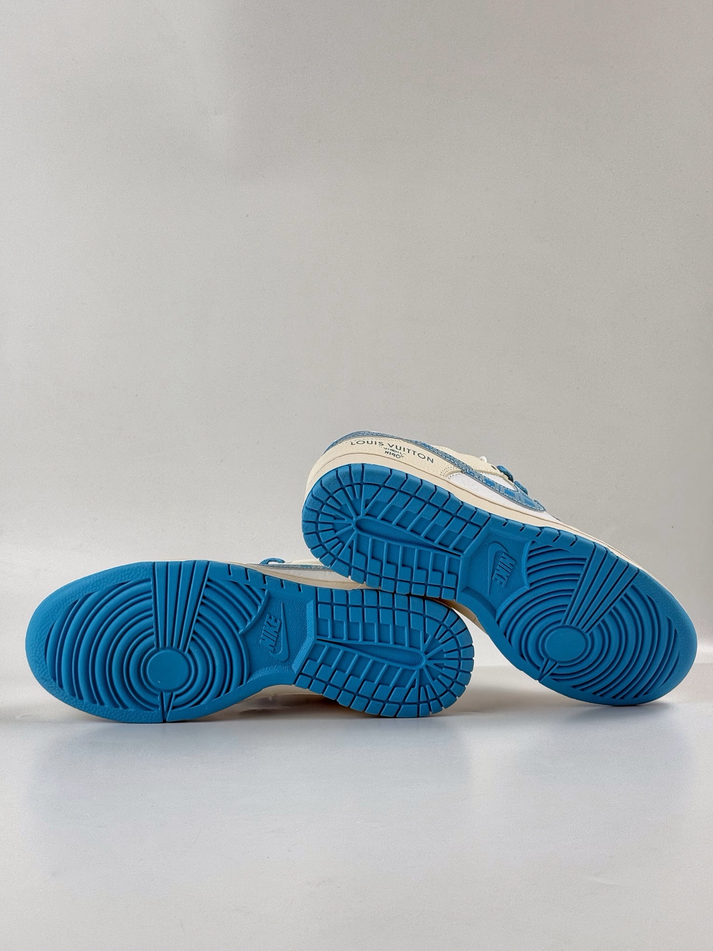 260 Nike SB Dunk Low x Louis Vuitton 米白蓝满印满天星  HS2506-212