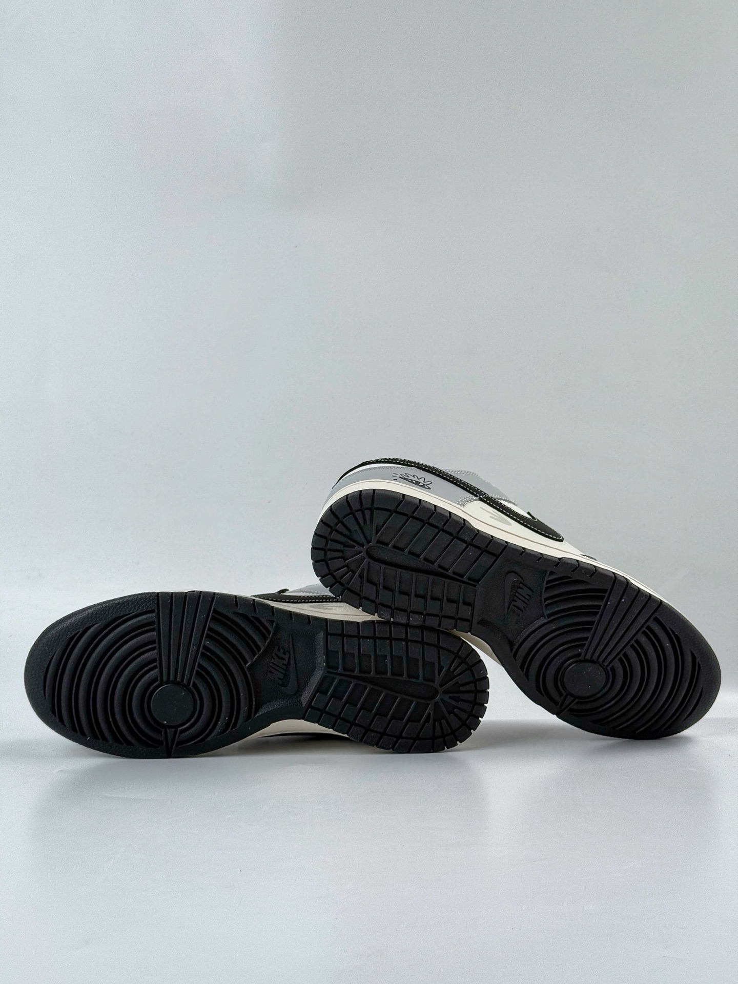 260 Nike SB Dunk Low 黑白灰满天星  XD6188-050