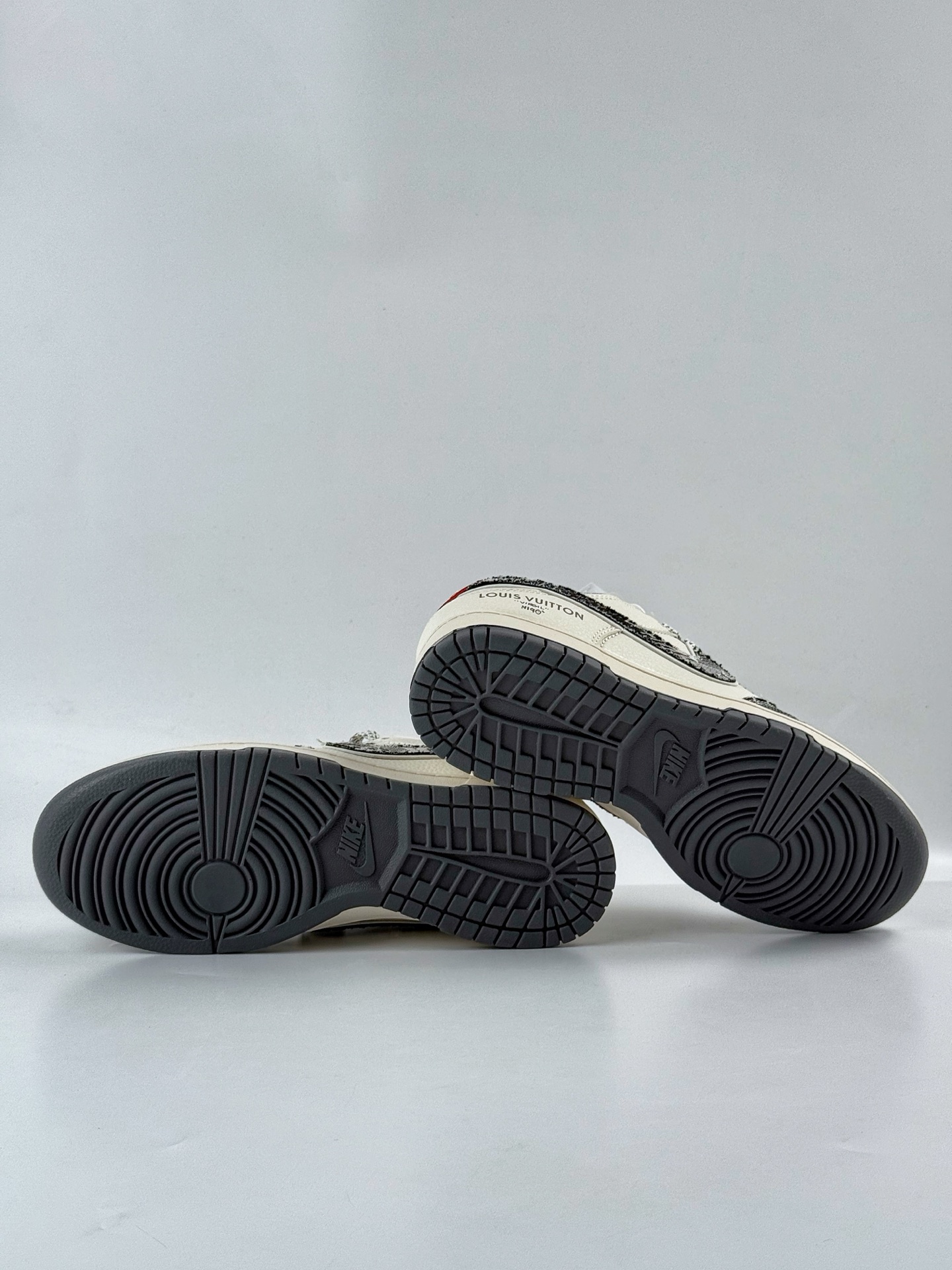 Nike SB Dunk Low x Louis Vuitton 黑白牛仔满天星  JY6988-111