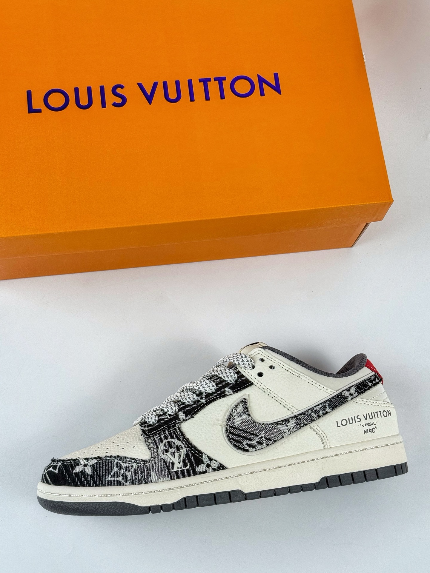 Nike SB Dunk Low x Louis Vuitton 黑白牛仔满天星  JY6988-111