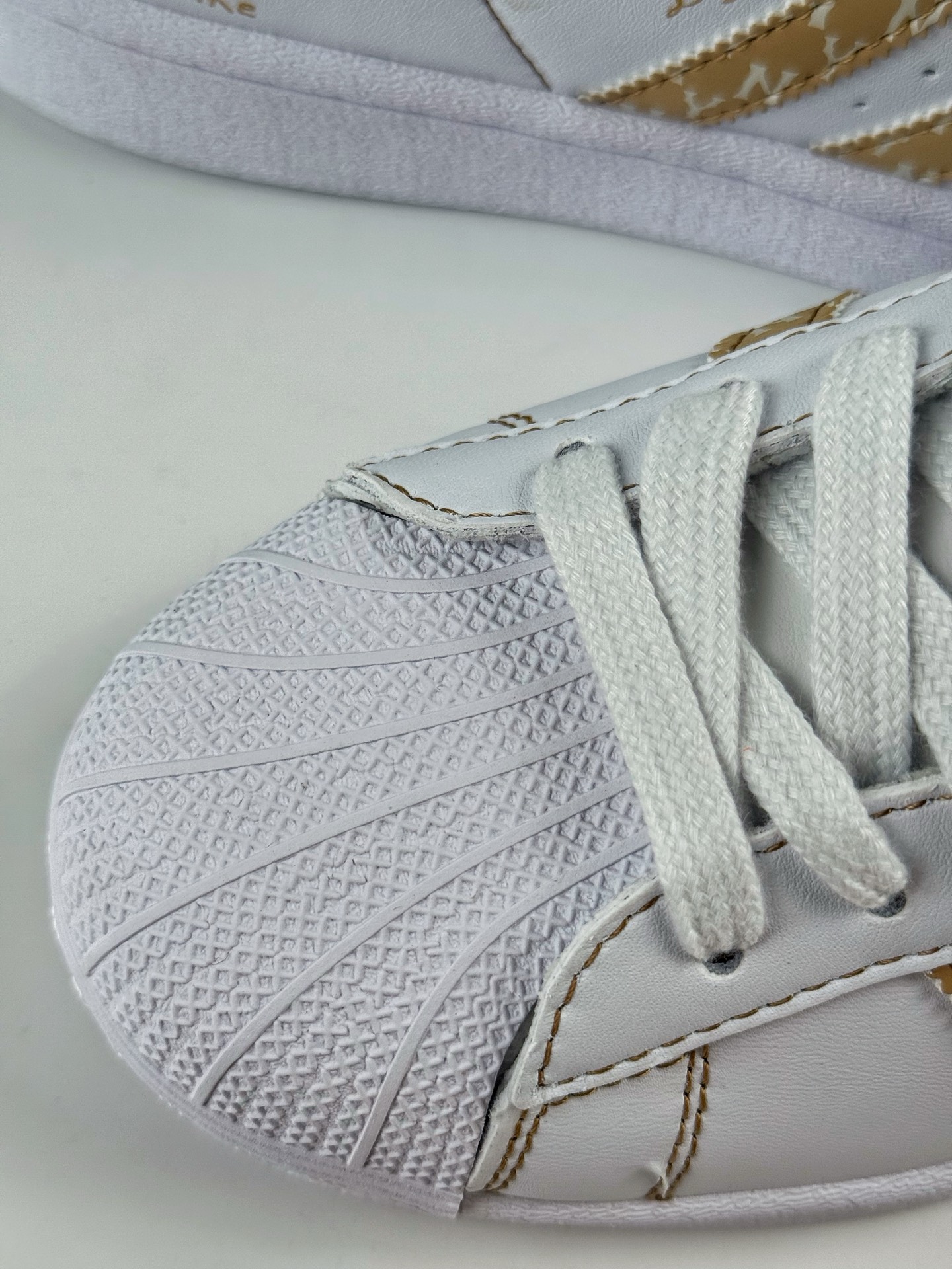 AD Originals Superstar x MLB 白黄  BZ25344-莆田鞋,莆田鞋货源,高仿鞋,高仿鞋货源,安福档口,莆田高仿鞋,莆田鞋批发,高仿鞋批发,莆田高仿运动鞋,高仿运动鞋,莆田运动鞋 AD Originals Superstar x MLB 白黄  BZ25344