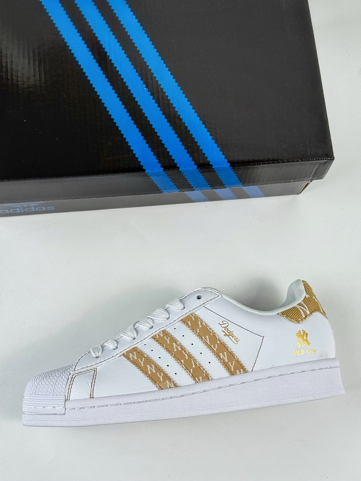 AD Originals Superstar x MLB 白黄  BZ25344-莆田鞋,莆田鞋货源,高仿鞋,高仿鞋货源,安福档口,莆田高仿鞋,莆田鞋批发,高仿鞋批发,莆田高仿运动鞋,高仿运动鞋,莆田运动鞋 AD Originals Superstar x MLB 白黄  BZ25344