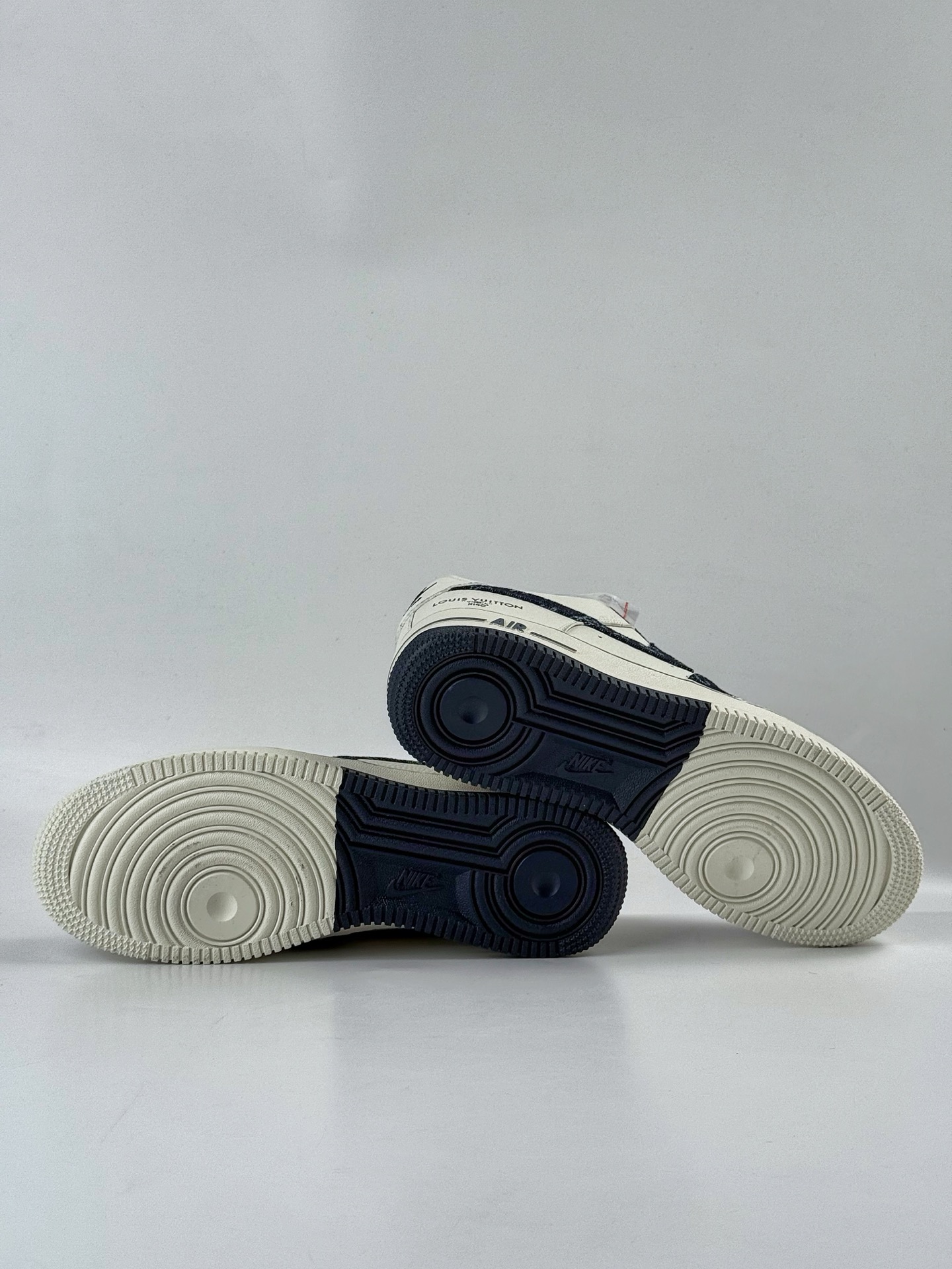 Nike Air Force 1 Low 07 x Louis Vuitton 黑白牛仔满天星 SC0601-553-莆田鞋,莆田鞋货源,高仿鞋,高仿鞋货源,安福档口,莆田高仿鞋,莆田鞋批发,高仿鞋批发,莆田高仿运动鞋,高仿运动鞋,莆田运动鞋 Nike Air Force 1 Low 07 x Louis Vuitton 黑白牛仔满天星 SC0601-553