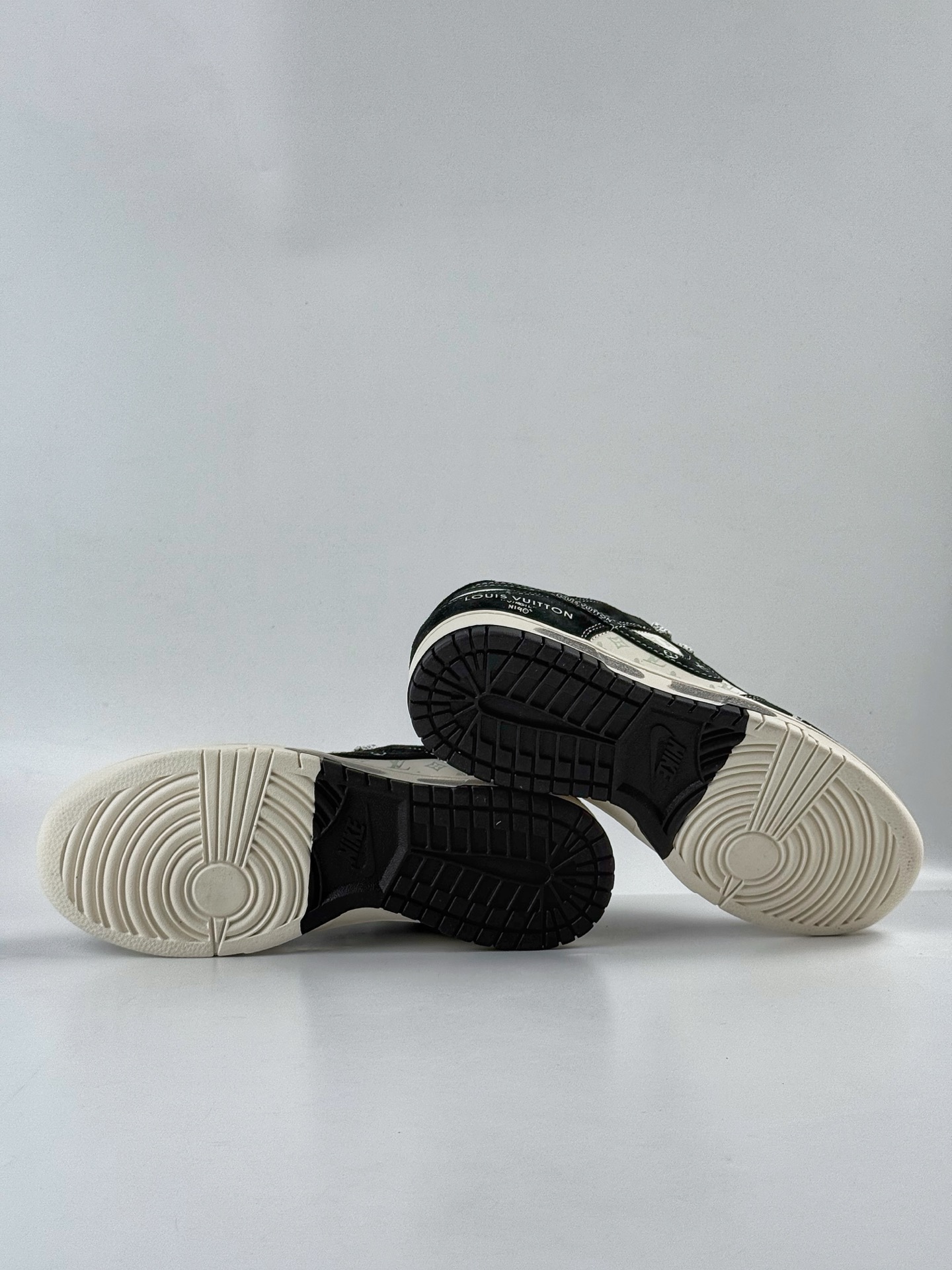 Nike SB Dunk Low x Louis Vuitton 黑白满天星  CX5050-Y03