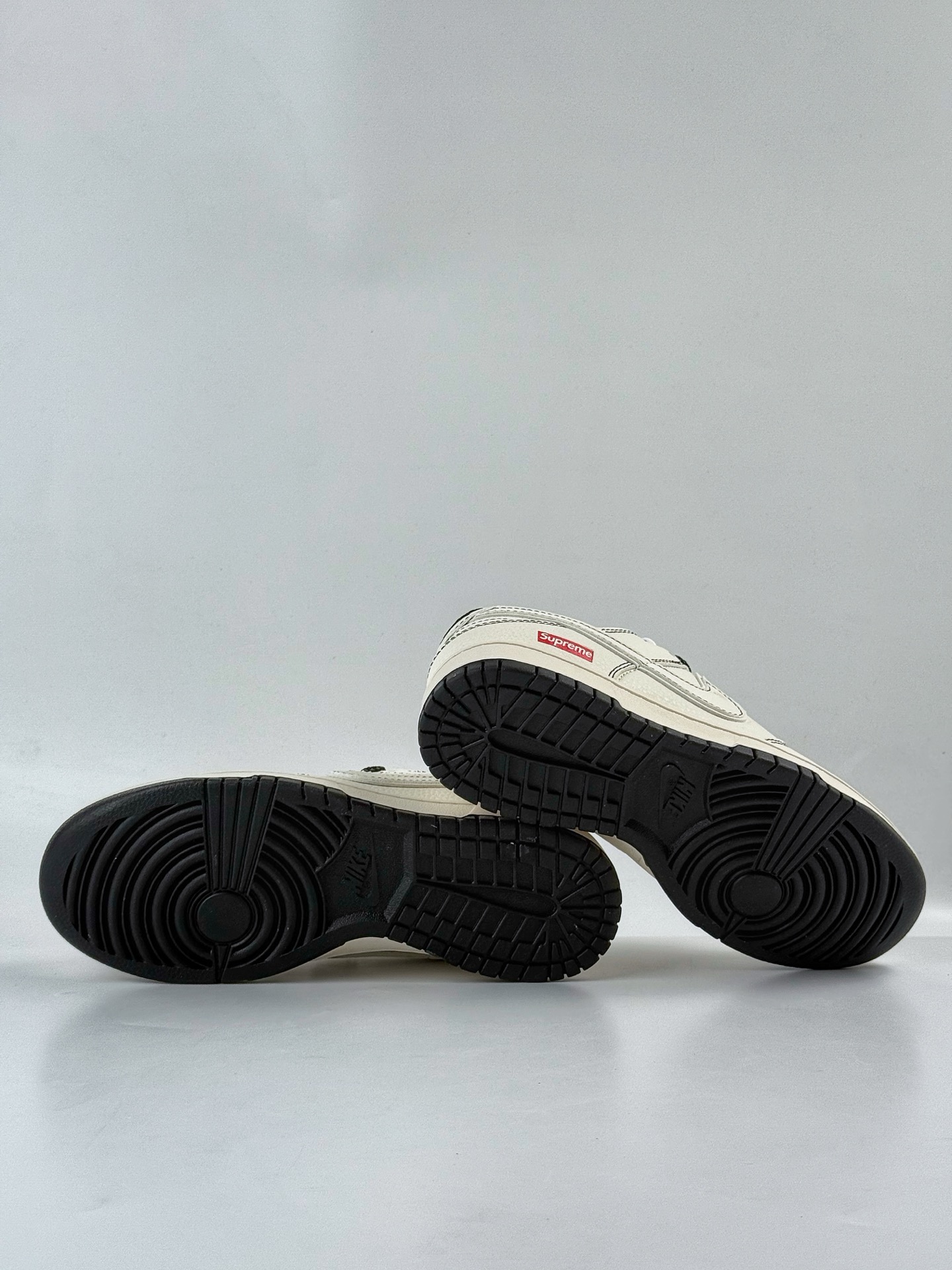 Nike SB Dunk Low x Supreme 白黑小勾满天星  HH7518-098