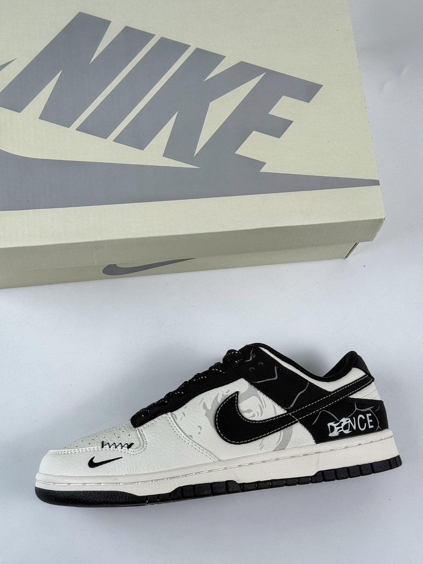 Nike SB Dunk Low 白黑小勾满天星 XD6188-051-莆田鞋,莆田鞋货源,高仿鞋,高仿鞋货源,安福档口,莆田高仿鞋,莆田鞋批发,高仿鞋批发,莆田高仿运动鞋,高仿运动鞋,莆田运动鞋 Nike SB Dunk Low 白黑小勾满天星 XD6188-051