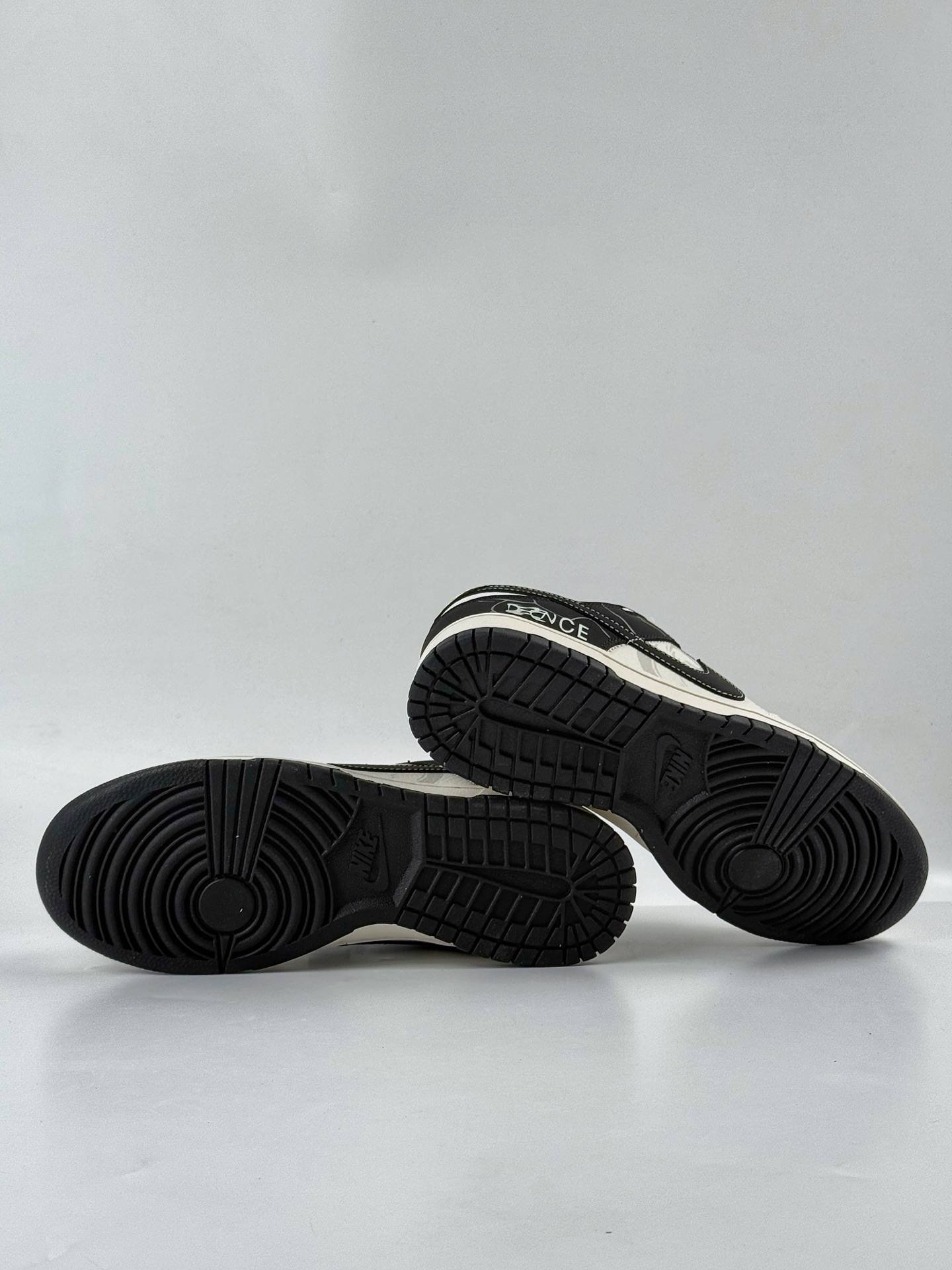 Nike SB Dunk Low 白黑小勾满天星 XD6188-051-莆田鞋,莆田鞋货源,高仿鞋,高仿鞋货源,安福档口,莆田高仿鞋,莆田鞋批发,高仿鞋批发,莆田高仿运动鞋,高仿运动鞋,莆田运动鞋 Nike SB Dunk Low 白黑小勾满天星 XD6188-051