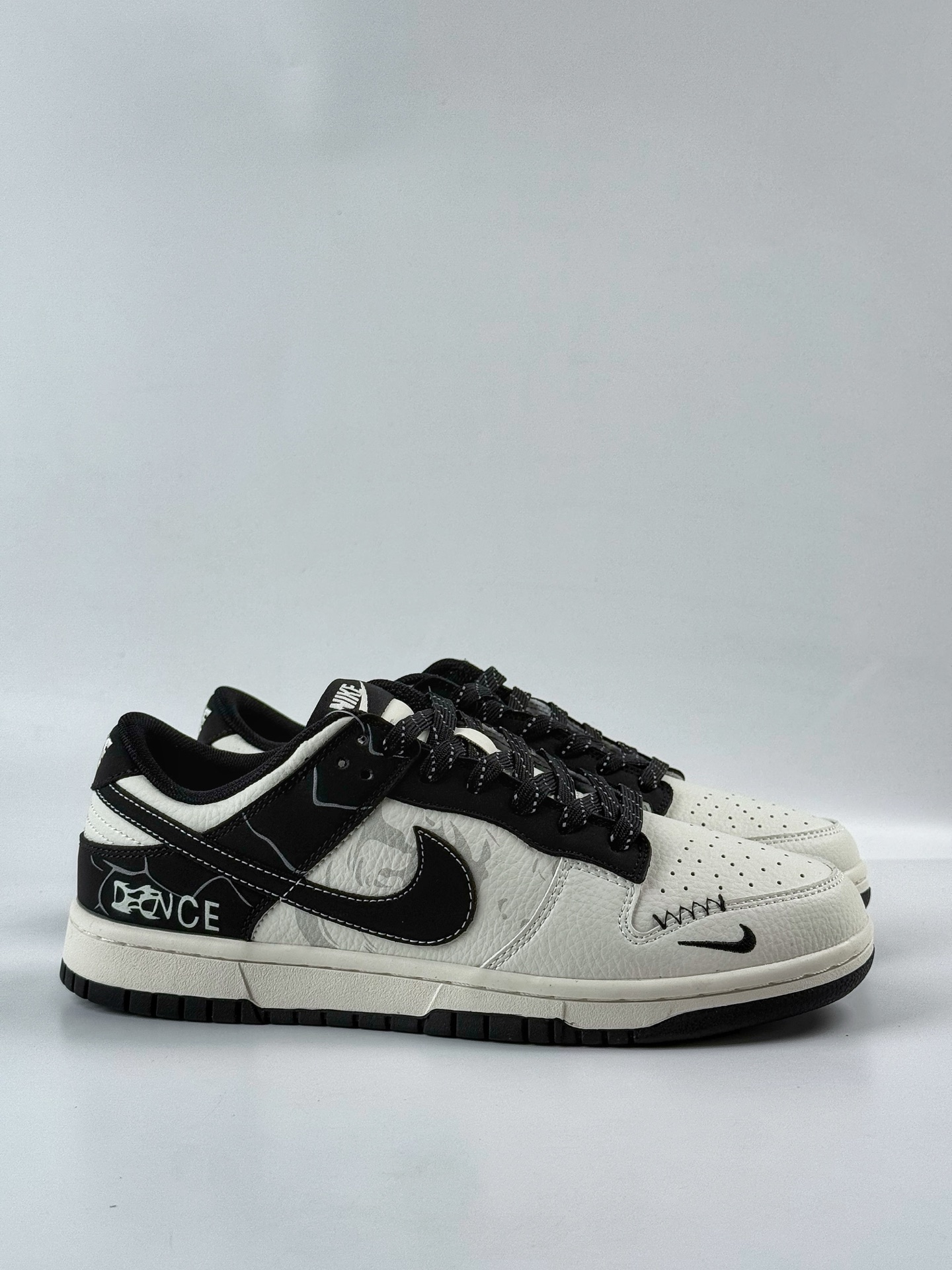 Nike SB Dunk Low 白黑小勾满天星 XD6188-051-莆田鞋,莆田鞋货源,高仿鞋,高仿鞋货源,安福档口,莆田高仿鞋,莆田鞋批发,高仿鞋批发,莆田高仿运动鞋,高仿运动鞋,莆田运动鞋 Nike SB Dunk Low 白黑小勾满天星 XD6188-051