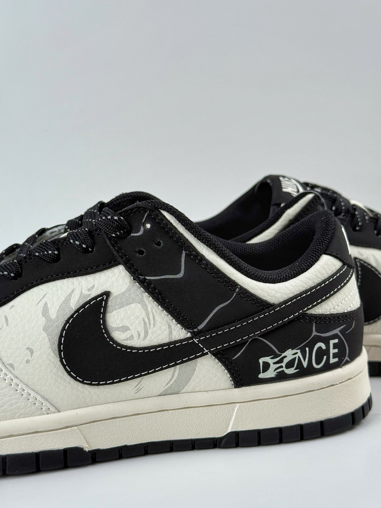 Nike SB Dunk Low 白黑小勾满天星 XD6188-051-莆田鞋,莆田鞋货源,高仿鞋,高仿鞋货源,安福档口,莆田高仿鞋,莆田鞋批发,高仿鞋批发,莆田高仿运动鞋,高仿运动鞋,莆田运动鞋 Nike SB Dunk Low 白黑小勾满天星 XD6188-051