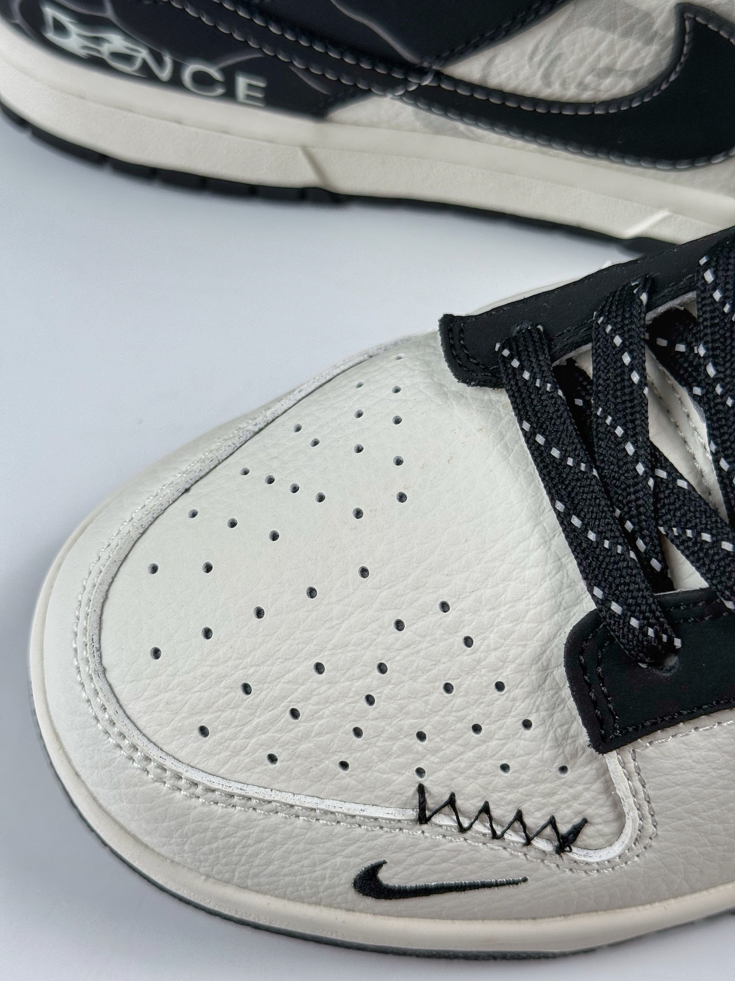 Nike SB Dunk Low 白黑小勾满天星 XD6188-051-莆田鞋,莆田鞋货源,高仿鞋,高仿鞋货源,安福档口,莆田高仿鞋,莆田鞋批发,高仿鞋批发,莆田高仿运动鞋,高仿运动鞋,莆田运动鞋 Nike SB Dunk Low 白黑小勾满天星 XD6188-051