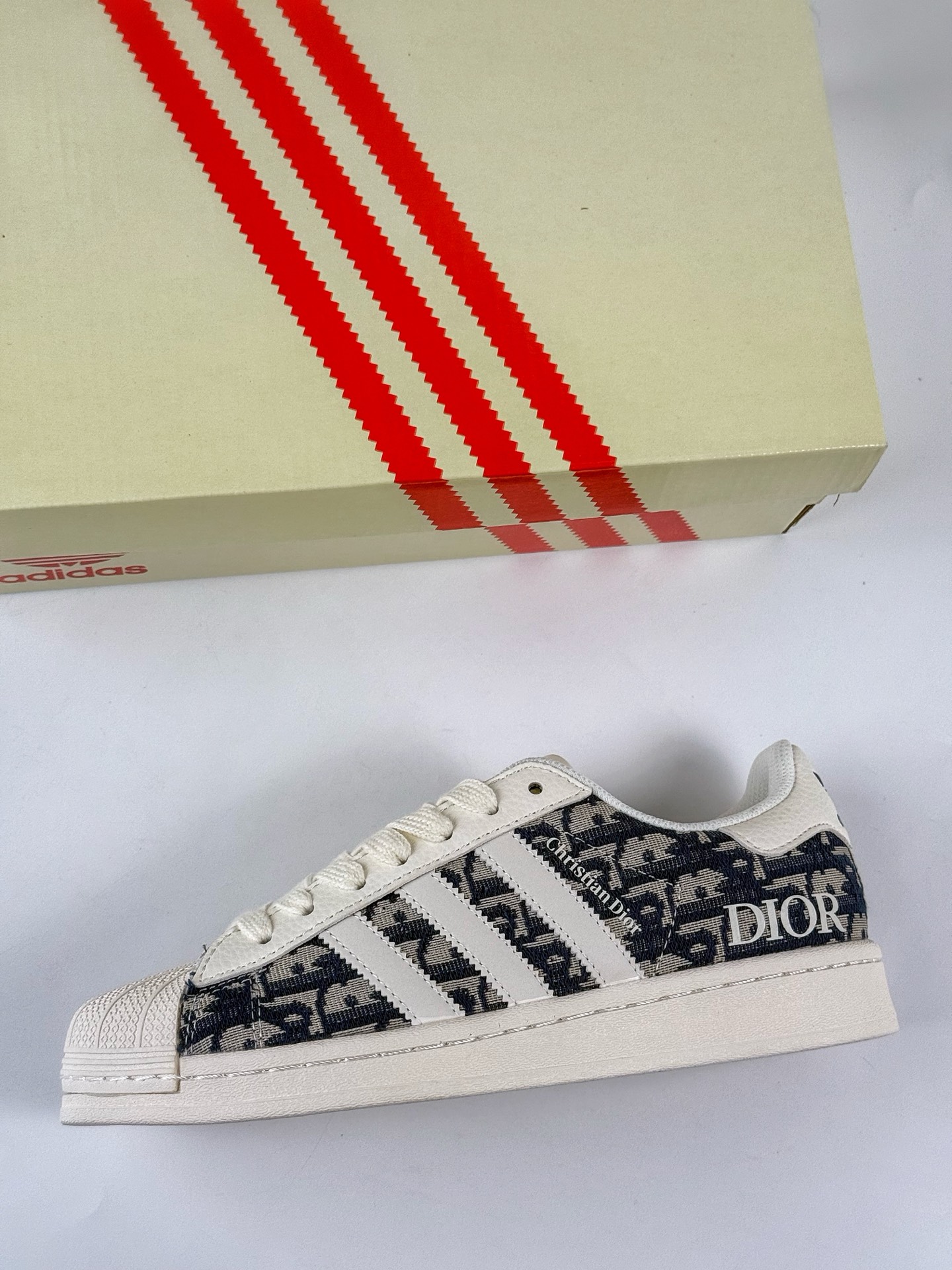 AD Originals Superstar x DIOR 白黑  JY8913-莆田鞋,莆田鞋货源,高仿鞋,高仿鞋货源,安福档口,莆田高仿鞋,莆田鞋批发,高仿鞋批发,莆田高仿运动鞋,高仿运动鞋,莆田运动鞋 AD Originals Superstar x DIOR 白黑  JY8913