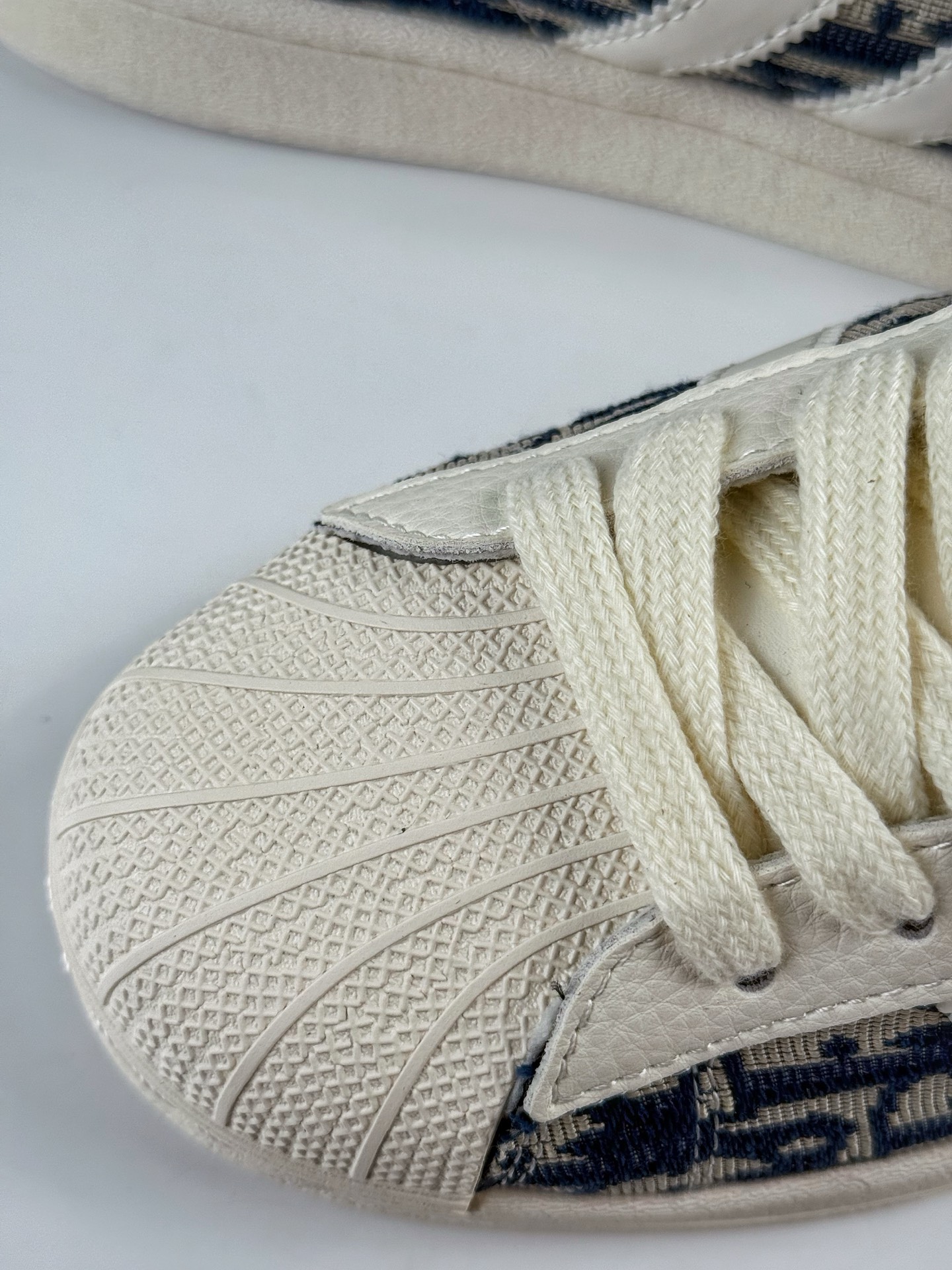 AD Originals Superstar x DIOR 白黑  JY8913-莆田鞋,莆田鞋货源,高仿鞋,高仿鞋货源,安福档口,莆田高仿鞋,莆田鞋批发,高仿鞋批发,莆田高仿运动鞋,高仿运动鞋,莆田运动鞋 AD Originals Superstar x DIOR 白黑  JY8913