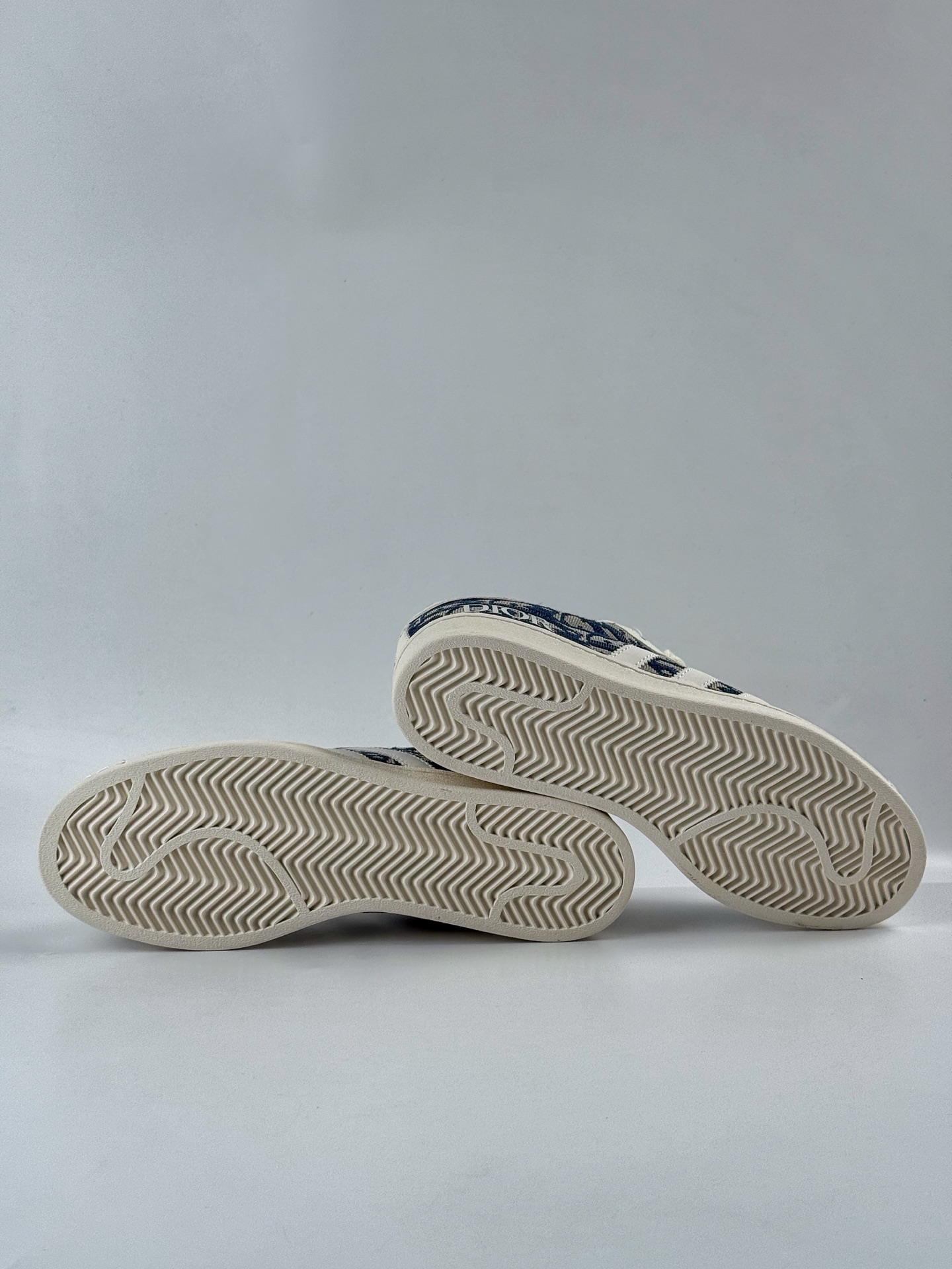 AD Originals Superstar x DIOR 白黑  JY8913-莆田鞋,莆田鞋货源,高仿鞋,高仿鞋货源,安福档口,莆田高仿鞋,莆田鞋批发,高仿鞋批发,莆田高仿运动鞋,高仿运动鞋,莆田运动鞋 AD Originals Superstar x DIOR 白黑  JY8913