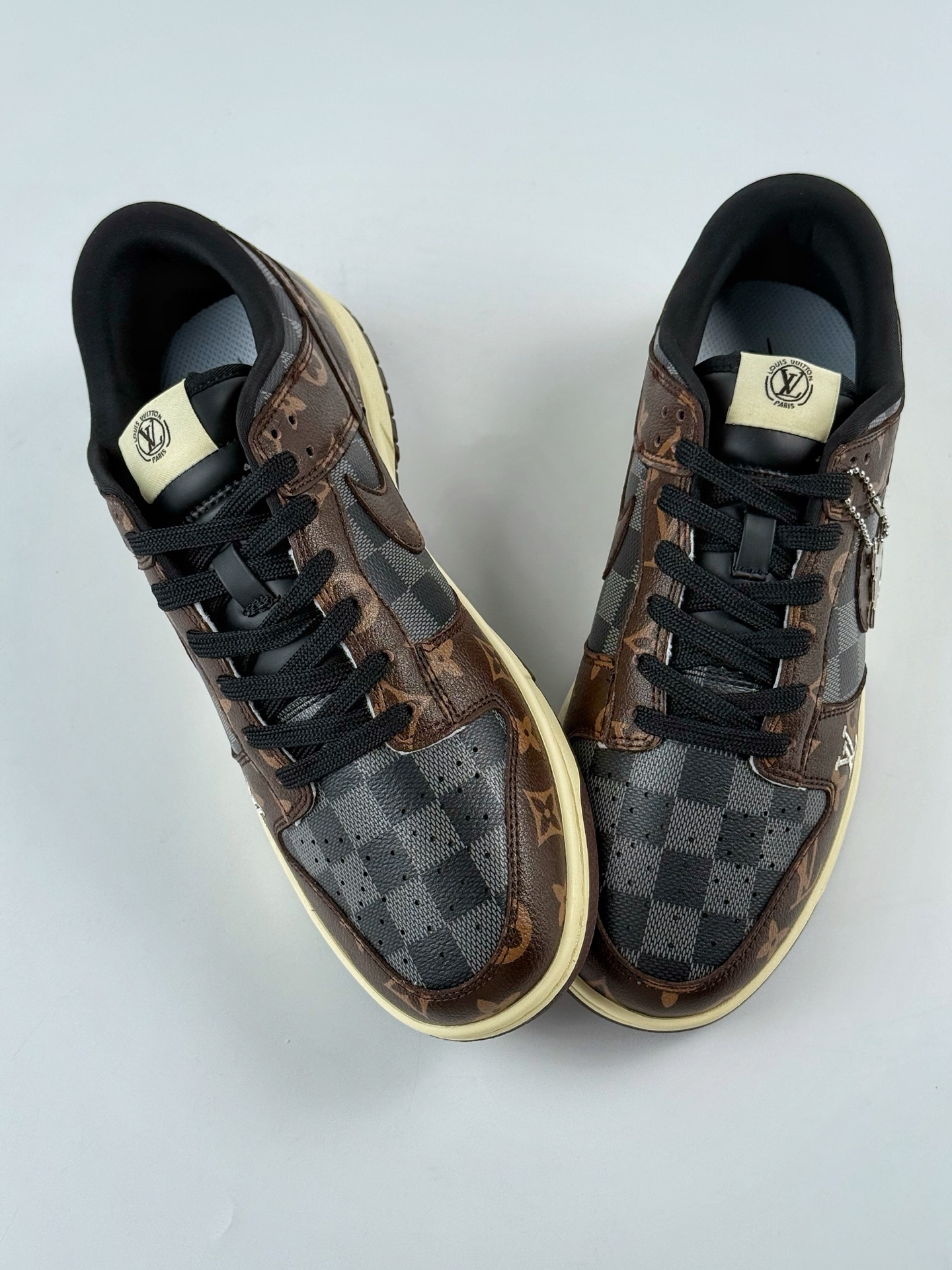 NIKE SB Dunk Low RETRO x Louis Vuitton 灰咖啡 SC0601-453-莆田鞋,莆田鞋货源,高仿鞋,高仿鞋货源,安福档口,莆田高仿鞋,莆田鞋批发,高仿鞋批发,莆田高仿运动鞋,高仿运动鞋,莆田运动鞋 NIKE SB Dunk Low RETRO x Louis Vuitton 灰咖啡 SC0601-453