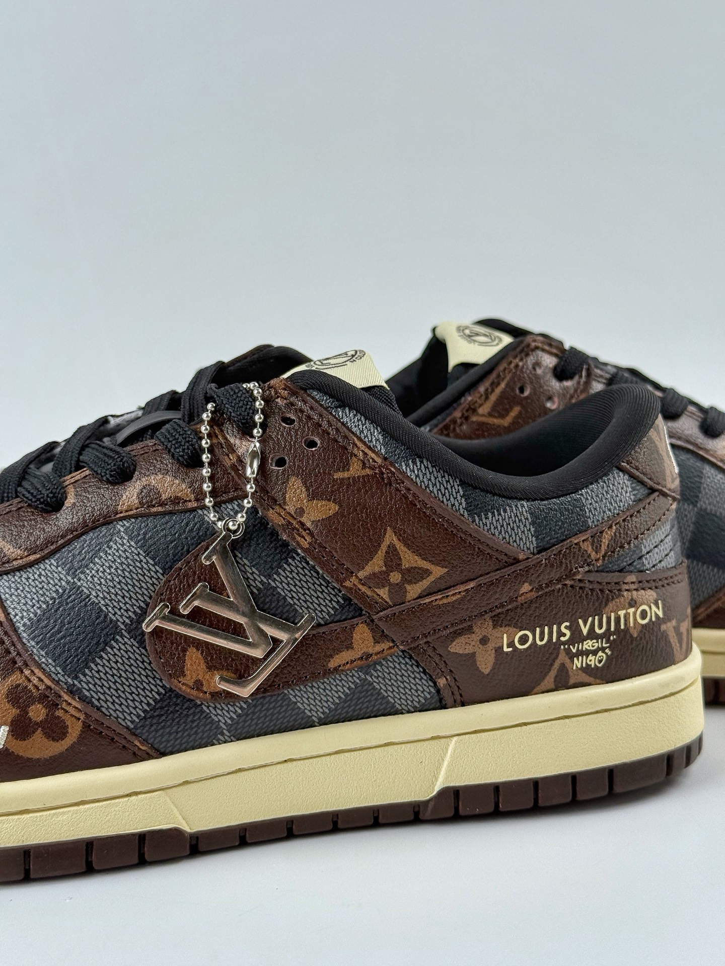 NIKE SB Dunk Low RETRO x Louis Vuitton 灰咖啡 SC0601-453-莆田鞋,莆田鞋货源,高仿鞋,高仿鞋货源,安福档口,莆田高仿鞋,莆田鞋批发,高仿鞋批发,莆田高仿运动鞋,高仿运动鞋,莆田运动鞋 NIKE SB Dunk Low RETRO x Louis Vuitton 灰咖啡 SC0601-453