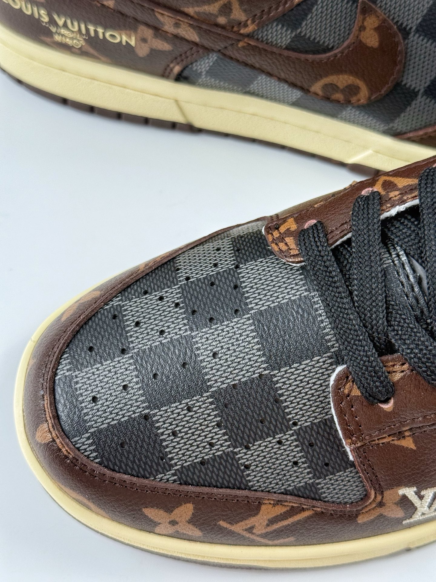 NIKE SB Dunk Low RETRO x Louis Vuitton 灰咖啡 SC0601-453-莆田鞋,莆田鞋货源,高仿鞋,高仿鞋货源,安福档口,莆田高仿鞋,莆田鞋批发,高仿鞋批发,莆田高仿运动鞋,高仿运动鞋,莆田运动鞋 NIKE SB Dunk Low RETRO x Louis Vuitton 灰咖啡 SC0601-453