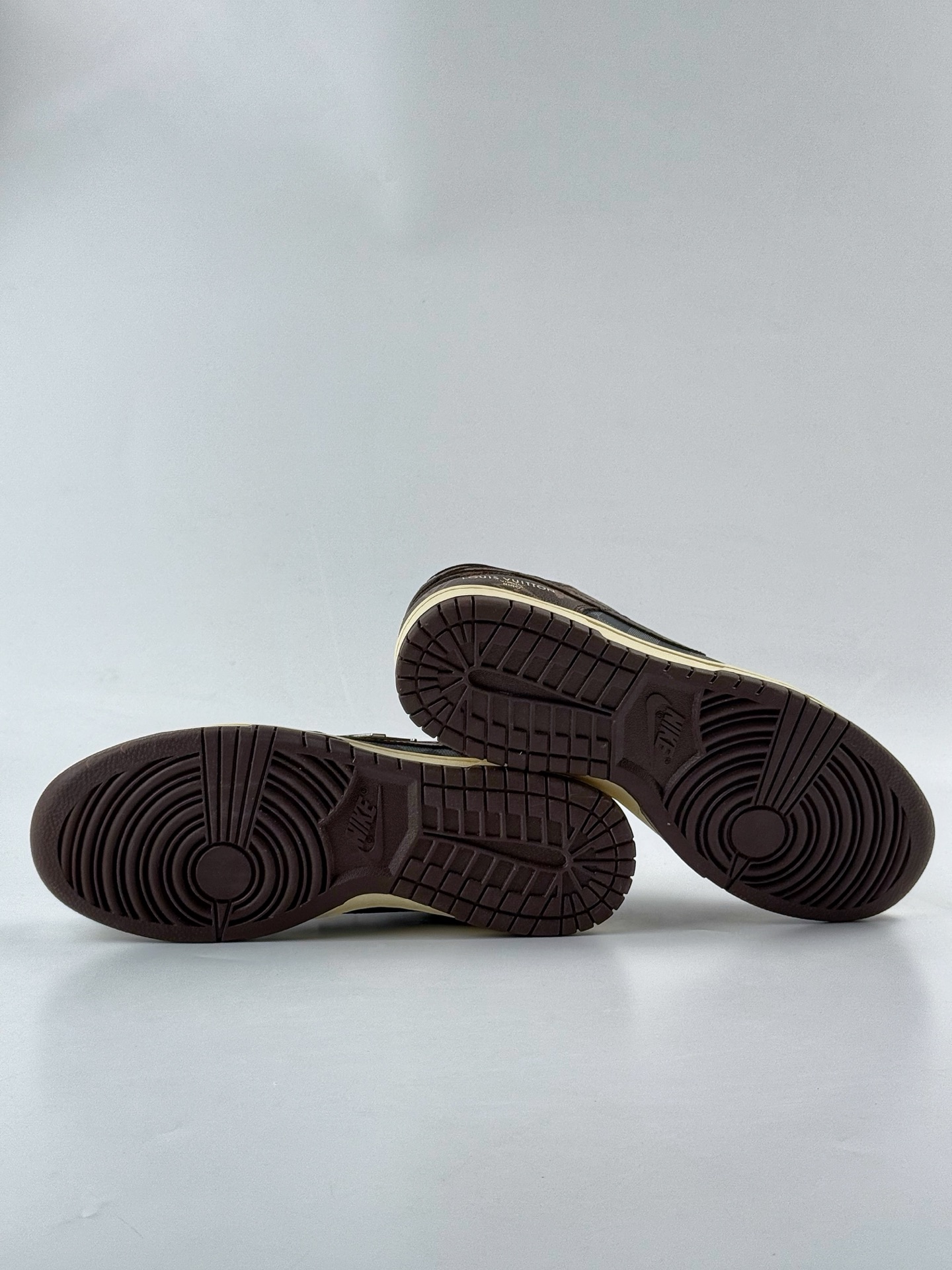 NIKE SB Dunk Low RETRO x Louis Vuitton 灰咖啡 SC0601-453-莆田鞋,莆田鞋货源,高仿鞋,高仿鞋货源,安福档口,莆田高仿鞋,莆田鞋批发,高仿鞋批发,莆田高仿运动鞋,高仿运动鞋,莆田运动鞋 NIKE SB Dunk Low RETRO x Louis Vuitton 灰咖啡 SC0601-453