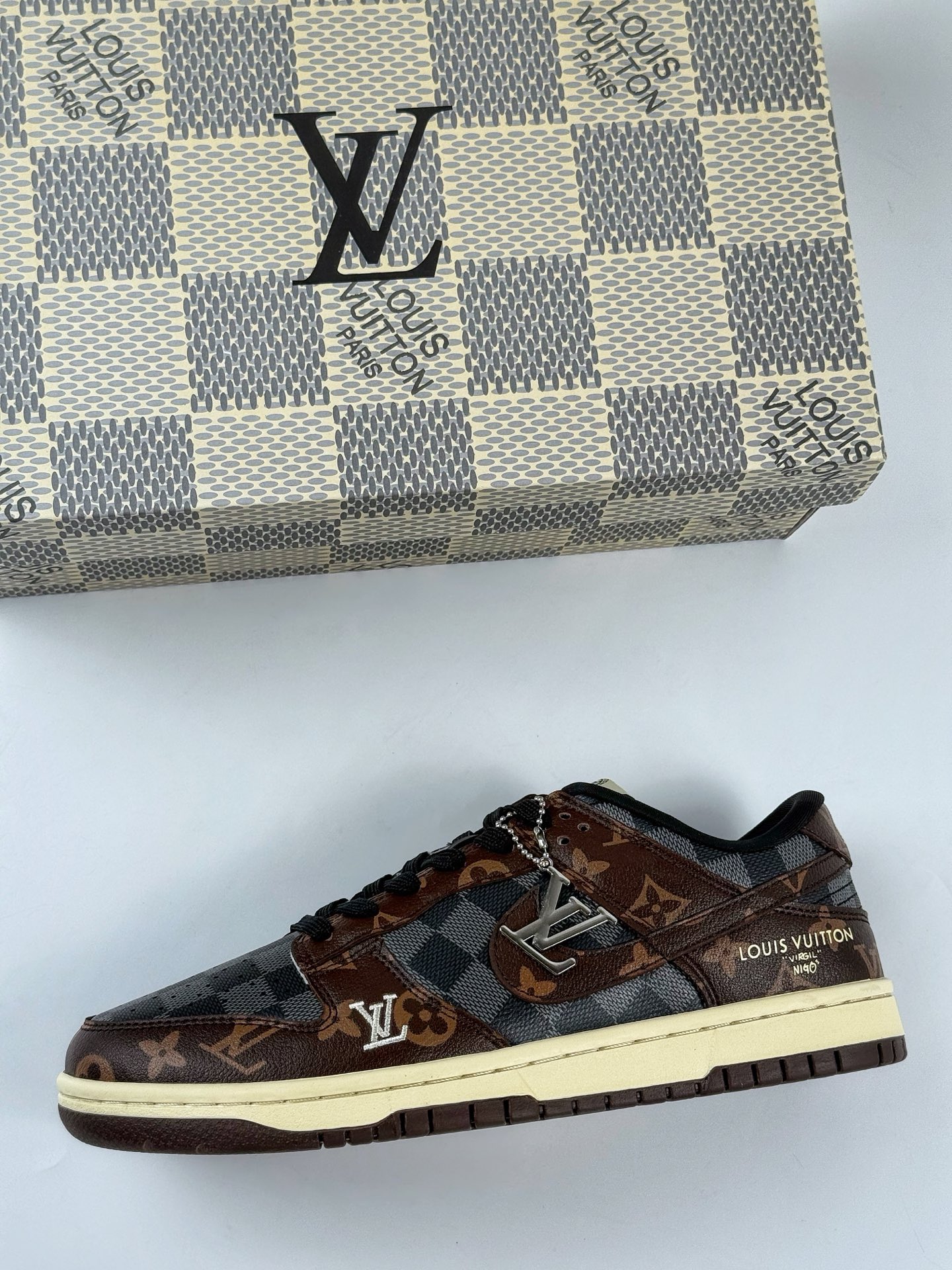 NIKE SB Dunk Low RETRO x Louis Vuitton 灰咖啡 SC0601-453-莆田鞋,莆田鞋货源,高仿鞋,高仿鞋货源,安福档口,莆田高仿鞋,莆田鞋批发,高仿鞋批发,莆田高仿运动鞋,高仿运动鞋,莆田运动鞋 NIKE SB Dunk Low RETRO x Louis Vuitton 灰咖啡 SC0601-453