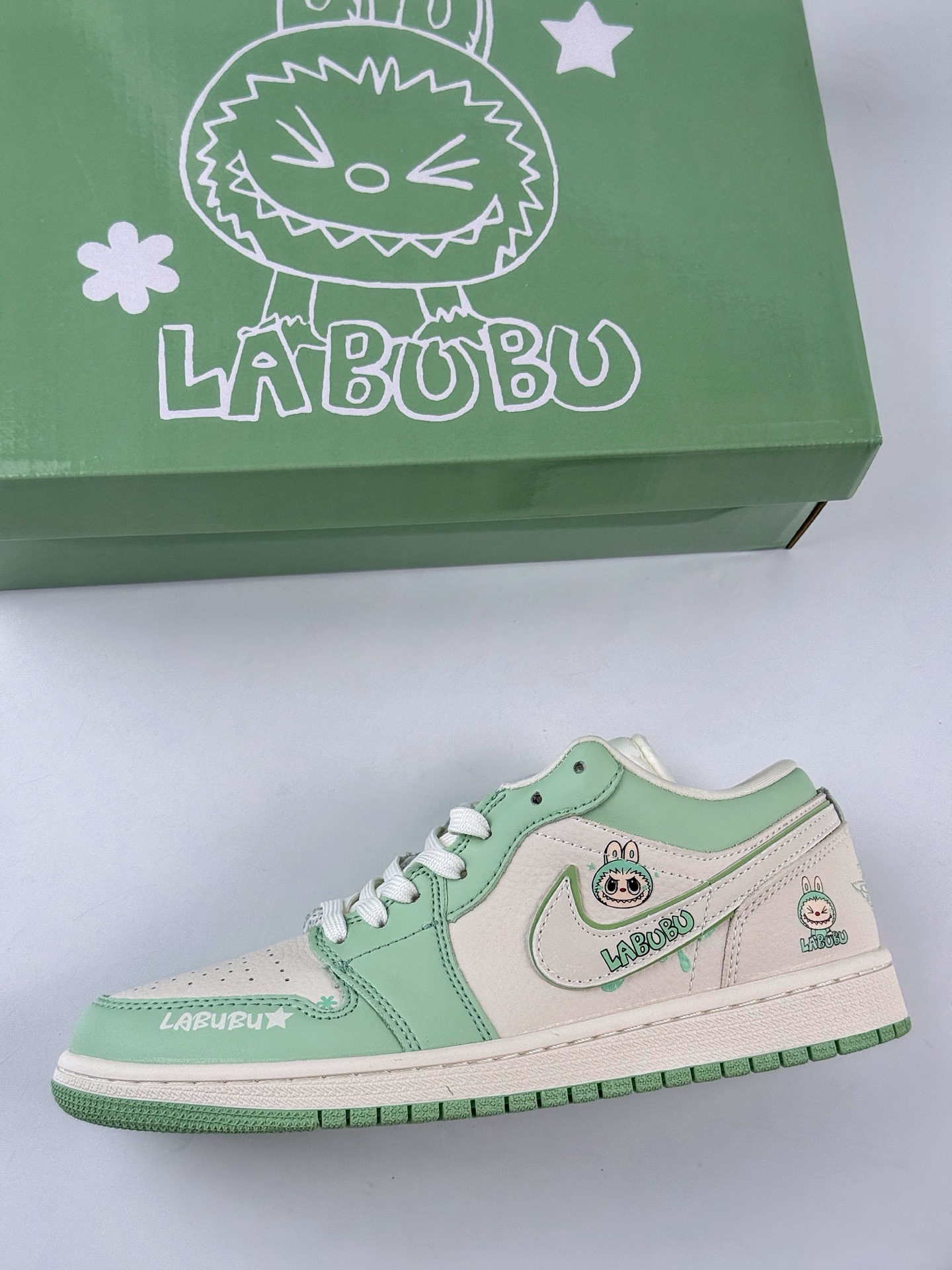 Air Jordan 1 Retro Low x LABUBU 米绿拉布布 QR2025-006-莆田鞋,莆田鞋货源,高仿鞋,高仿鞋货源,安福档口,莆田高仿鞋,莆田鞋批发,高仿鞋批发,莆田高仿运动鞋,高仿运动鞋,莆田运动鞋 Air Jordan 1 Retro Low x LABUBU 米绿拉布布 QR2025-006