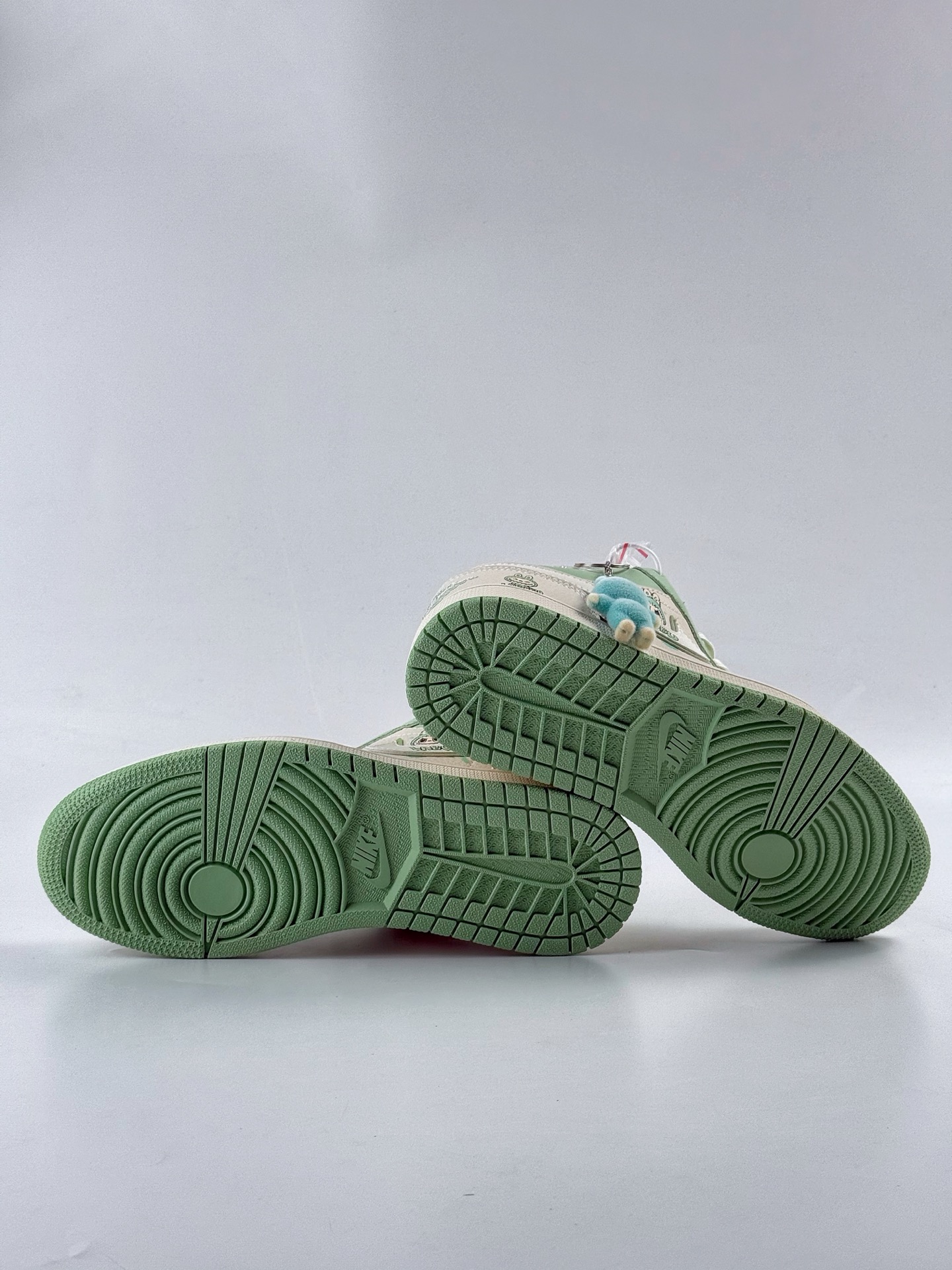 Air Jordan 1 Retro Low x LABUBU 米绿拉布布 QR2025-006-莆田鞋,莆田鞋货源,高仿鞋,高仿鞋货源,安福档口,莆田高仿鞋,莆田鞋批发,高仿鞋批发,莆田高仿运动鞋,高仿运动鞋,莆田运动鞋 Air Jordan 1 Retro Low x LABUBU 米绿拉布布 QR2025-006