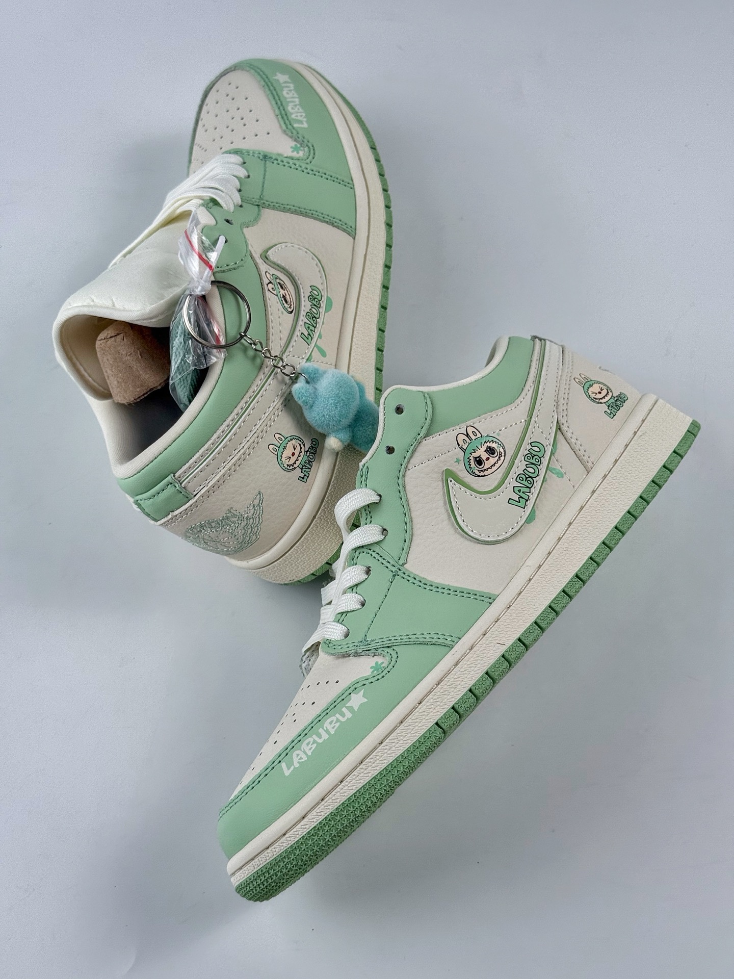 Air Jordan 1 Retro Low x LABUBU 米绿拉布布 QR2025-006-莆田鞋,莆田鞋货源,高仿鞋,高仿鞋货源,安福档口,莆田高仿鞋,莆田鞋批发,高仿鞋批发,莆田高仿运动鞋,高仿运动鞋,莆田运动鞋 Air Jordan 1 Retro Low x LABUBU 米绿拉布布 QR2025-006