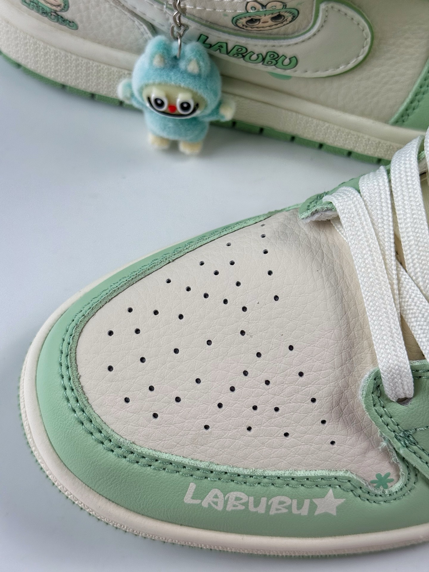 Air Jordan 1 Retro Low x LABUBU 米绿拉布布 QR2025-006-莆田鞋,莆田鞋货源,高仿鞋,高仿鞋货源,安福档口,莆田高仿鞋,莆田鞋批发,高仿鞋批发,莆田高仿运动鞋,高仿运动鞋,莆田运动鞋 Air Jordan 1 Retro Low x LABUBU 米绿拉布布 QR2025-006