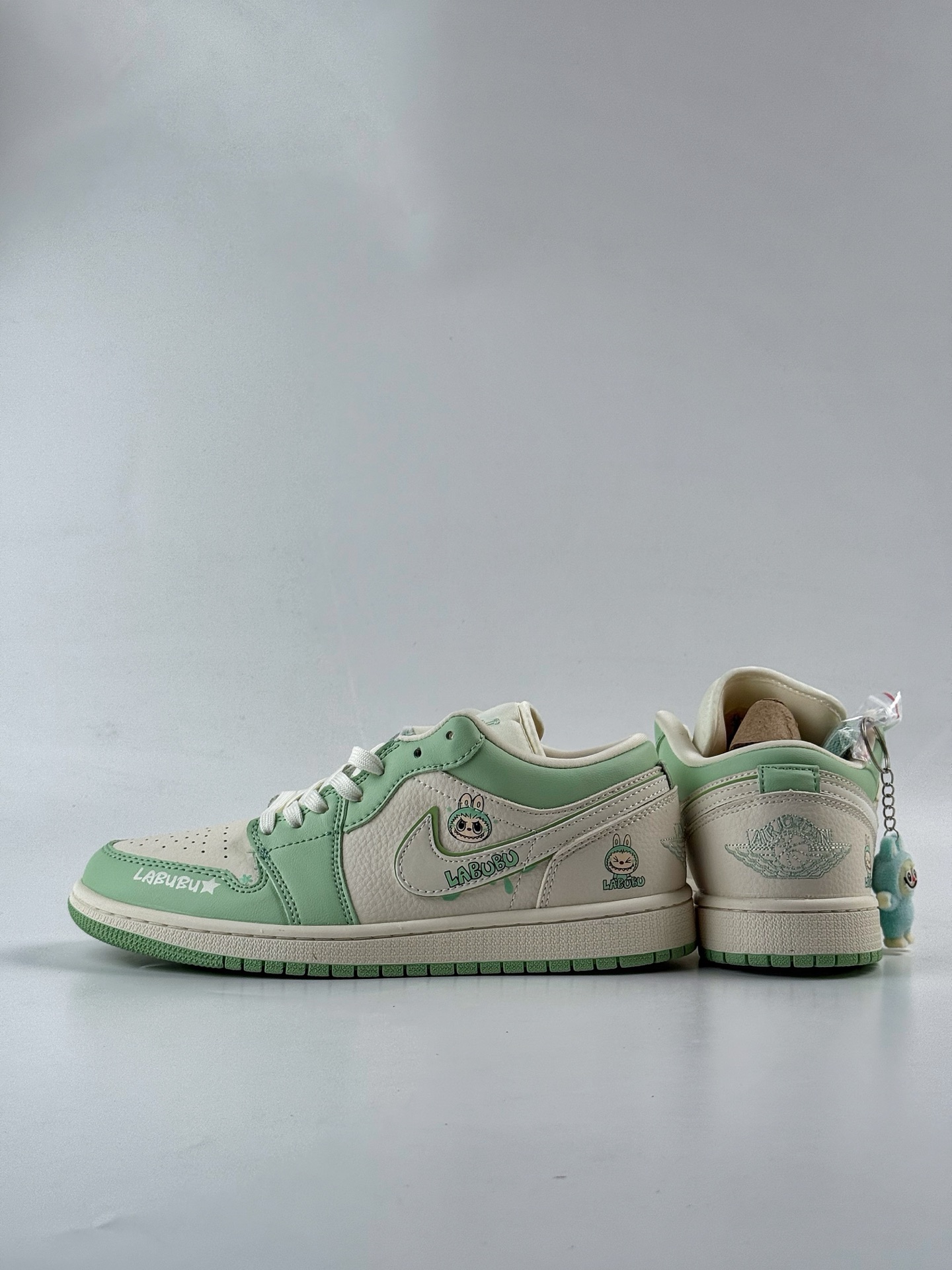 Air Jordan 1 Retro Low x LABUBU 米绿拉布布 QR2025-006-莆田鞋,莆田鞋货源,高仿鞋,高仿鞋货源,安福档口,莆田高仿鞋,莆田鞋批发,高仿鞋批发,莆田高仿运动鞋,高仿运动鞋,莆田运动鞋 Air Jordan 1 Retro Low x LABUBU 米绿拉布布 QR2025-006