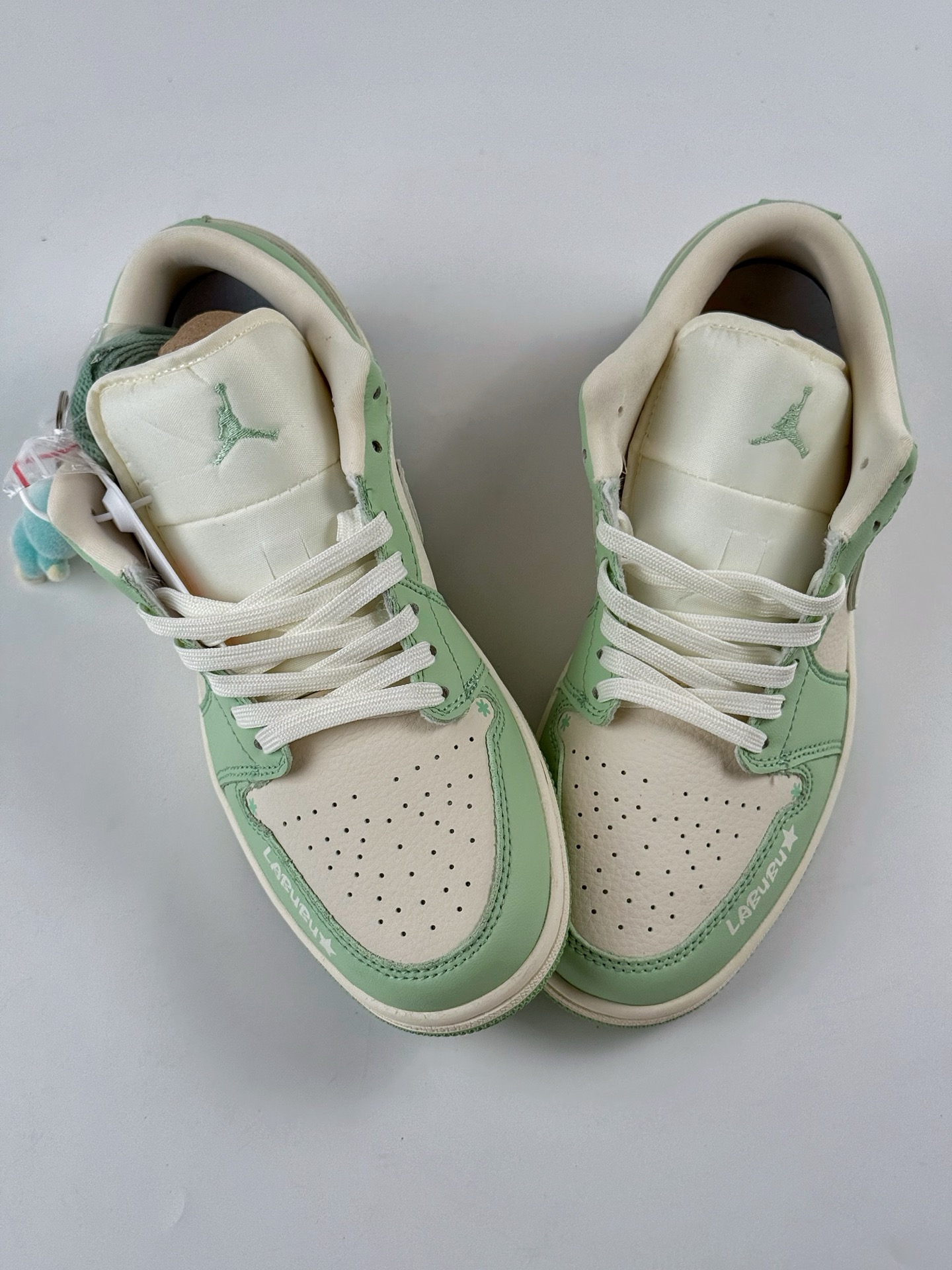 Air Jordan 1 Retro Low x LABUBU 米绿拉布布 QR2025-006-莆田鞋,莆田鞋货源,高仿鞋,高仿鞋货源,安福档口,莆田高仿鞋,莆田鞋批发,高仿鞋批发,莆田高仿运动鞋,高仿运动鞋,莆田运动鞋 Air Jordan 1 Retro Low x LABUBU 米绿拉布布 QR2025-006