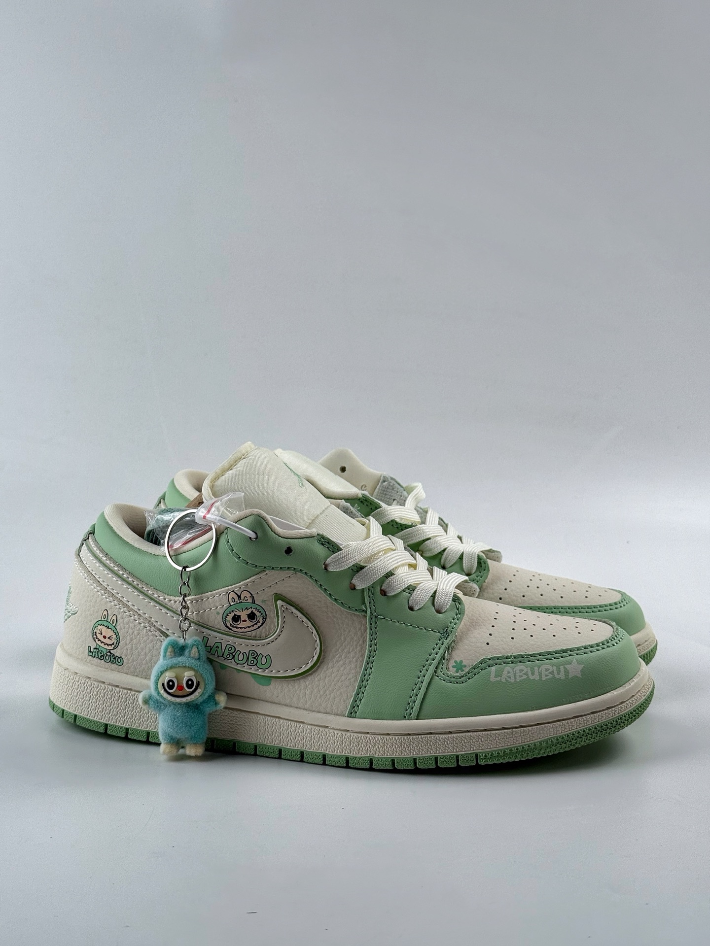 Air Jordan 1 Retro Low x LABUBU 米绿拉布布 QR2025-006-莆田鞋,莆田鞋货源,高仿鞋,高仿鞋货源,安福档口,莆田高仿鞋,莆田鞋批发,高仿鞋批发,莆田高仿运动鞋,高仿运动鞋,莆田运动鞋 Air Jordan 1 Retro Low x LABUBU 米绿拉布布 QR2025-006