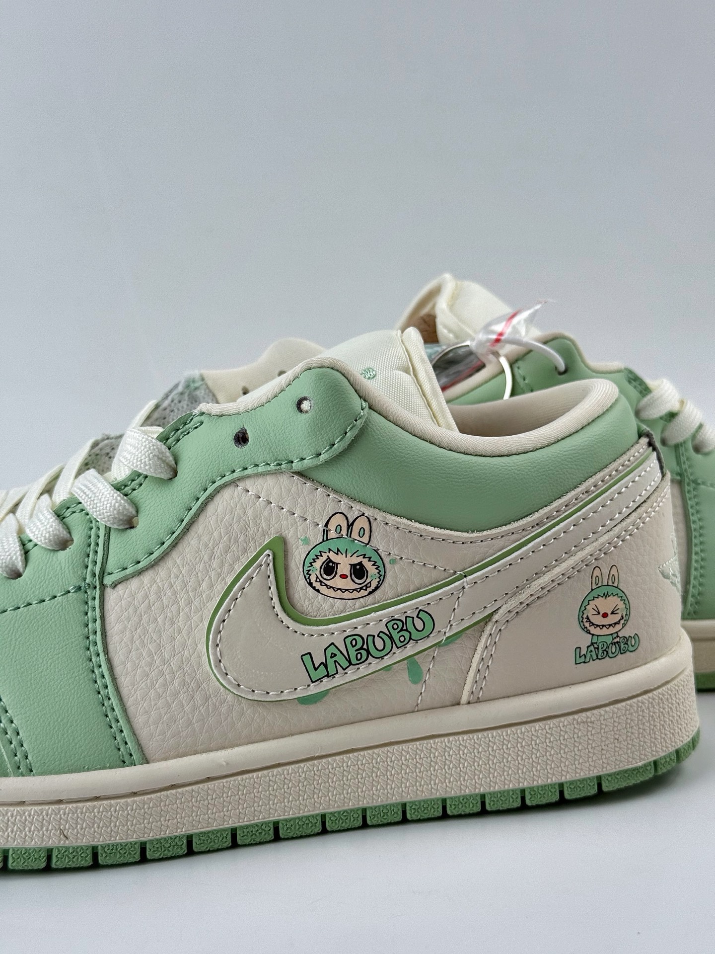 Air Jordan 1 Retro Low x LABUBU 米绿拉布布 QR2025-006-莆田鞋,莆田鞋货源,高仿鞋,高仿鞋货源,安福档口,莆田高仿鞋,莆田鞋批发,高仿鞋批发,莆田高仿运动鞋,高仿运动鞋,莆田运动鞋 Air Jordan 1 Retro Low x LABUBU 米绿拉布布 QR2025-006