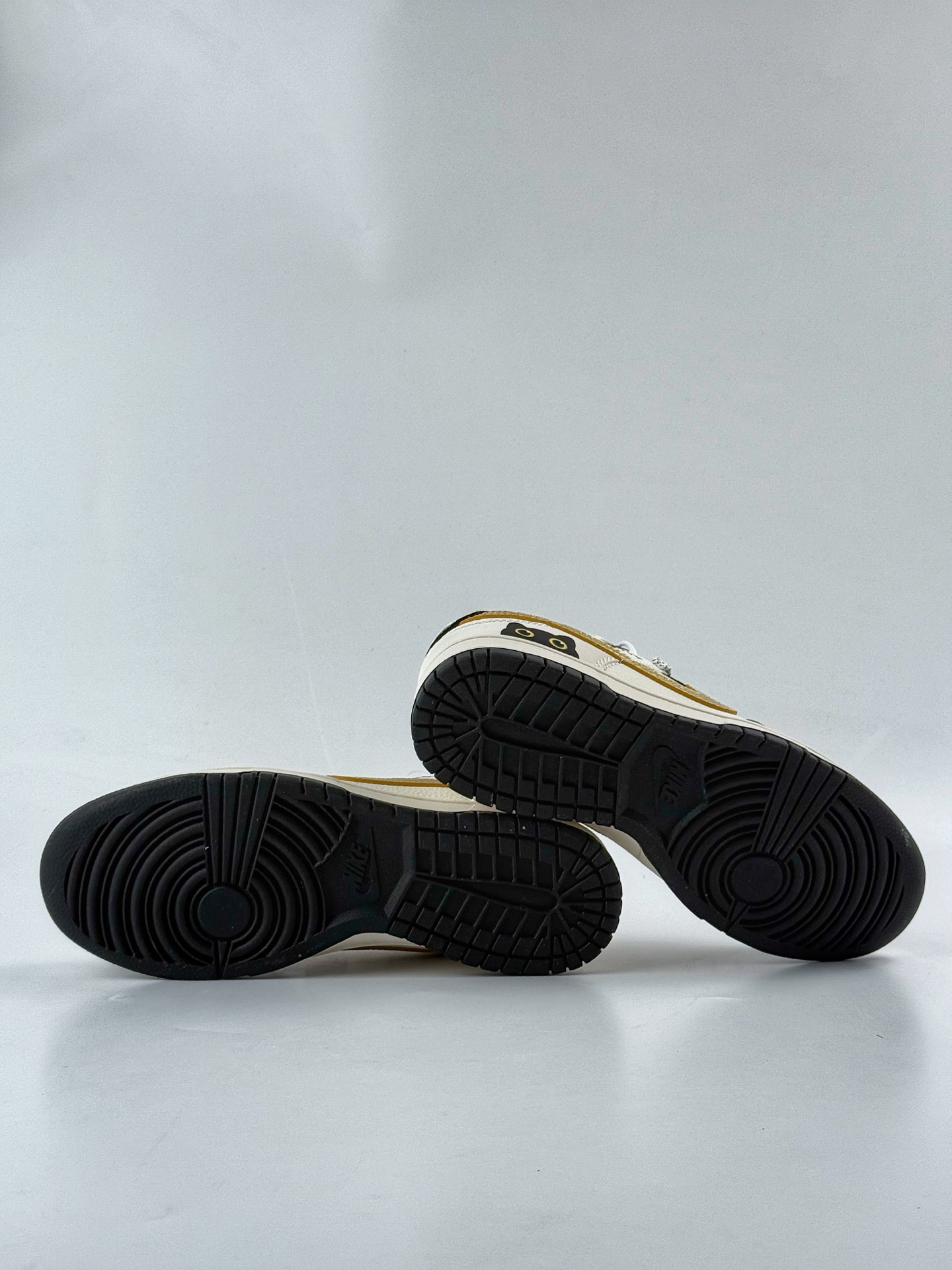 Nike SB Dunk Low x Superme 黑白小勾满天星  HS2506-230