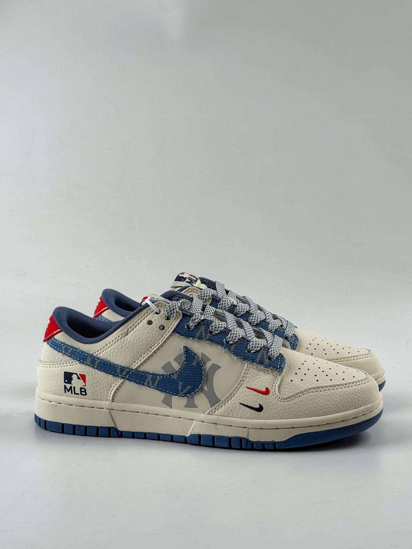 Nike SB Dunk Low x MLB 白蓝双小勾满天星 HS2506-056-莆田鞋,莆田鞋货源,高仿鞋,高仿鞋货源,安福档口,莆田高仿鞋,莆田鞋批发,高仿鞋批发,莆田高仿运动鞋,高仿运动鞋,莆田运动鞋 Nike SB Dunk Low x MLB 白蓝双小勾满天星 HS2506-056
