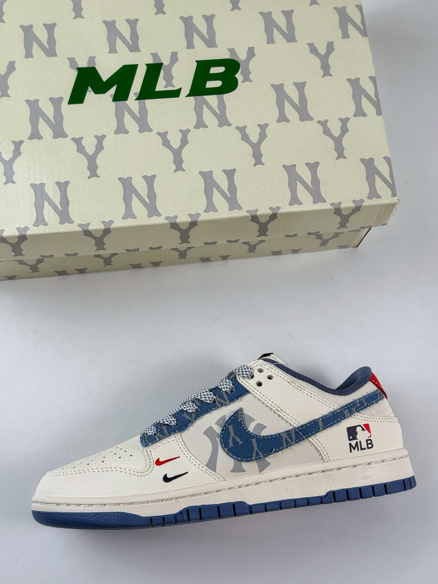 Nike SB Dunk Low x MLB 白蓝双小勾满天星 HS2506-056-莆田鞋,莆田鞋货源,高仿鞋,高仿鞋货源,安福档口,莆田高仿鞋,莆田鞋批发,高仿鞋批发,莆田高仿运动鞋,高仿运动鞋,莆田运动鞋 Nike SB Dunk Low x MLB 白蓝双小勾满天星 HS2506-056