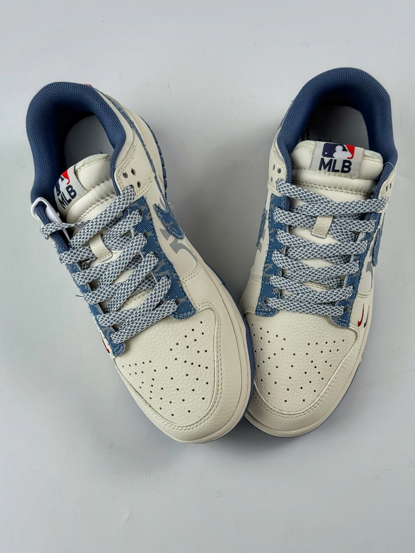 Nike SB Dunk Low x MLB 白蓝双小勾满天星 HS2506-056-莆田鞋,莆田鞋货源,高仿鞋,高仿鞋货源,安福档口,莆田高仿鞋,莆田鞋批发,高仿鞋批发,莆田高仿运动鞋,高仿运动鞋,莆田运动鞋 Nike SB Dunk Low x MLB 白蓝双小勾满天星 HS2506-056