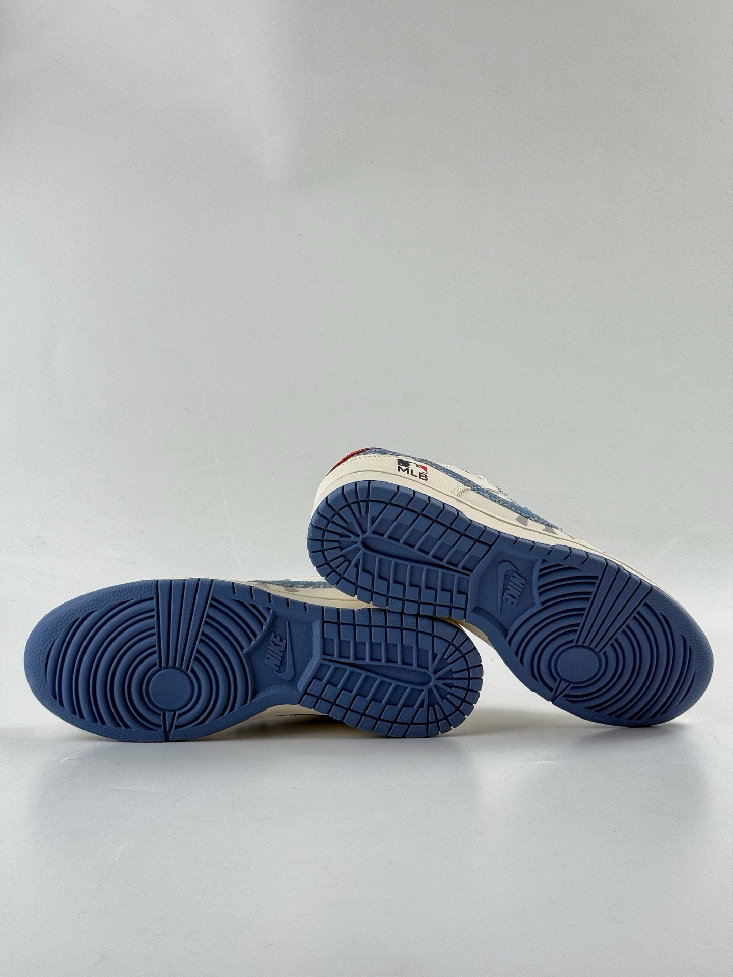 Nike SB Dunk Low x MLB 白蓝双小勾满天星 HS2506-056-莆田鞋,莆田鞋货源,高仿鞋,高仿鞋货源,安福档口,莆田高仿鞋,莆田鞋批发,高仿鞋批发,莆田高仿运动鞋,高仿运动鞋,莆田运动鞋 Nike SB Dunk Low x MLB 白蓝双小勾满天星 HS2506-056