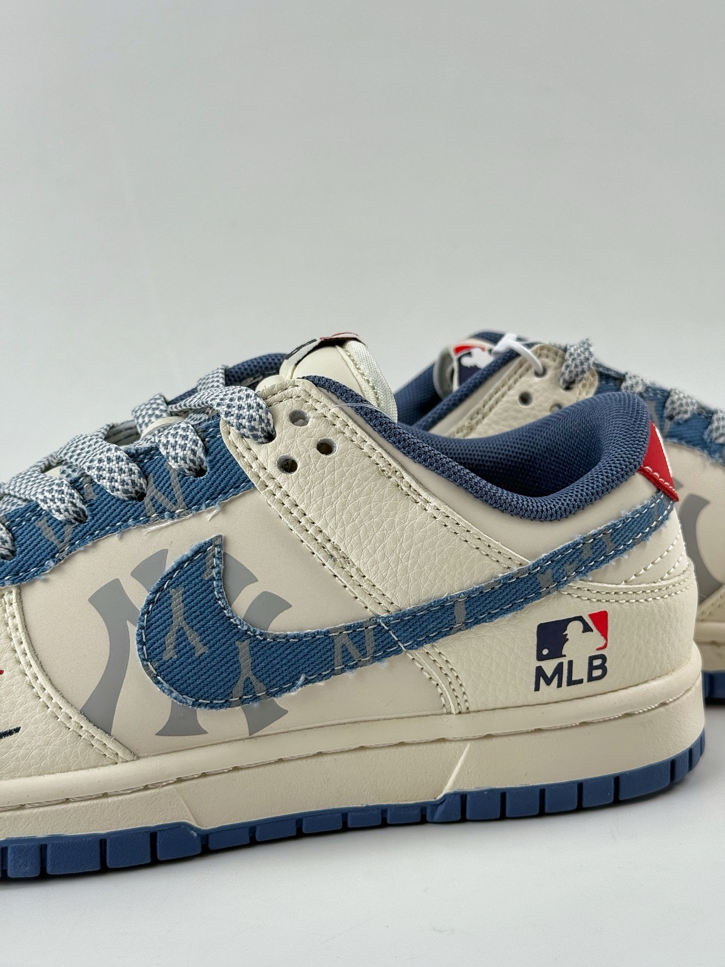 Nike SB Dunk Low x MLB 白蓝双小勾满天星 HS2506-056-莆田鞋,莆田鞋货源,高仿鞋,高仿鞋货源,安福档口,莆田高仿鞋,莆田鞋批发,高仿鞋批发,莆田高仿运动鞋,高仿运动鞋,莆田运动鞋 Nike SB Dunk Low x MLB 白蓝双小勾满天星 HS2506-056