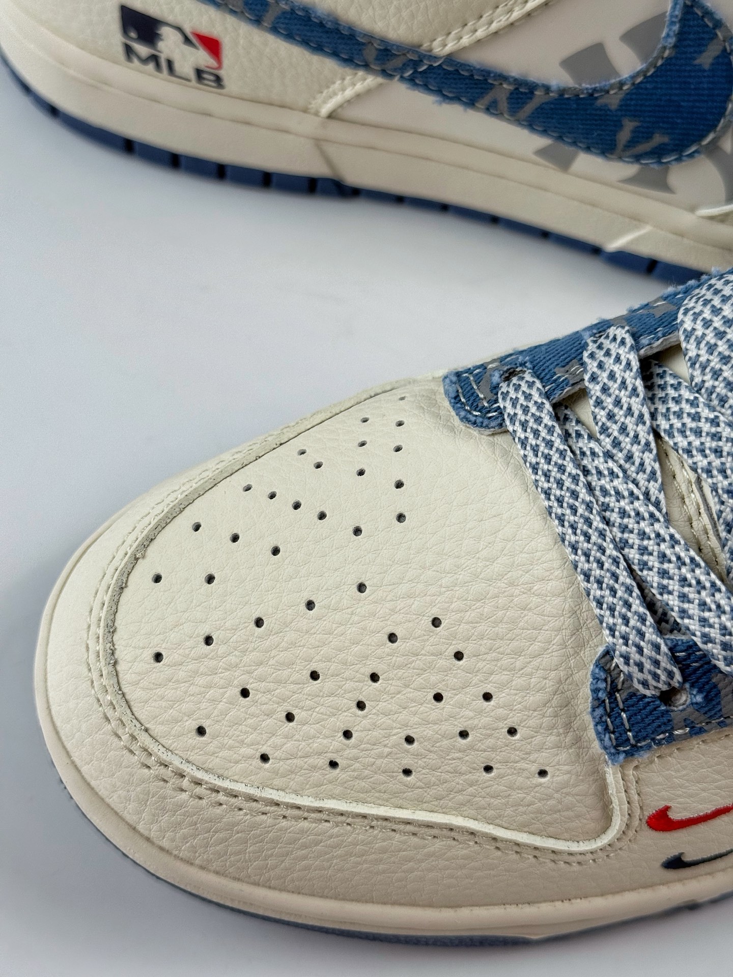 Nike SB Dunk Low x MLB 白蓝双小勾满天星 HS2506-056-莆田鞋,莆田鞋货源,高仿鞋,高仿鞋货源,安福档口,莆田高仿鞋,莆田鞋批发,高仿鞋批发,莆田高仿运动鞋,高仿运动鞋,莆田运动鞋 Nike SB Dunk Low x MLB 白蓝双小勾满天星 HS2506-056