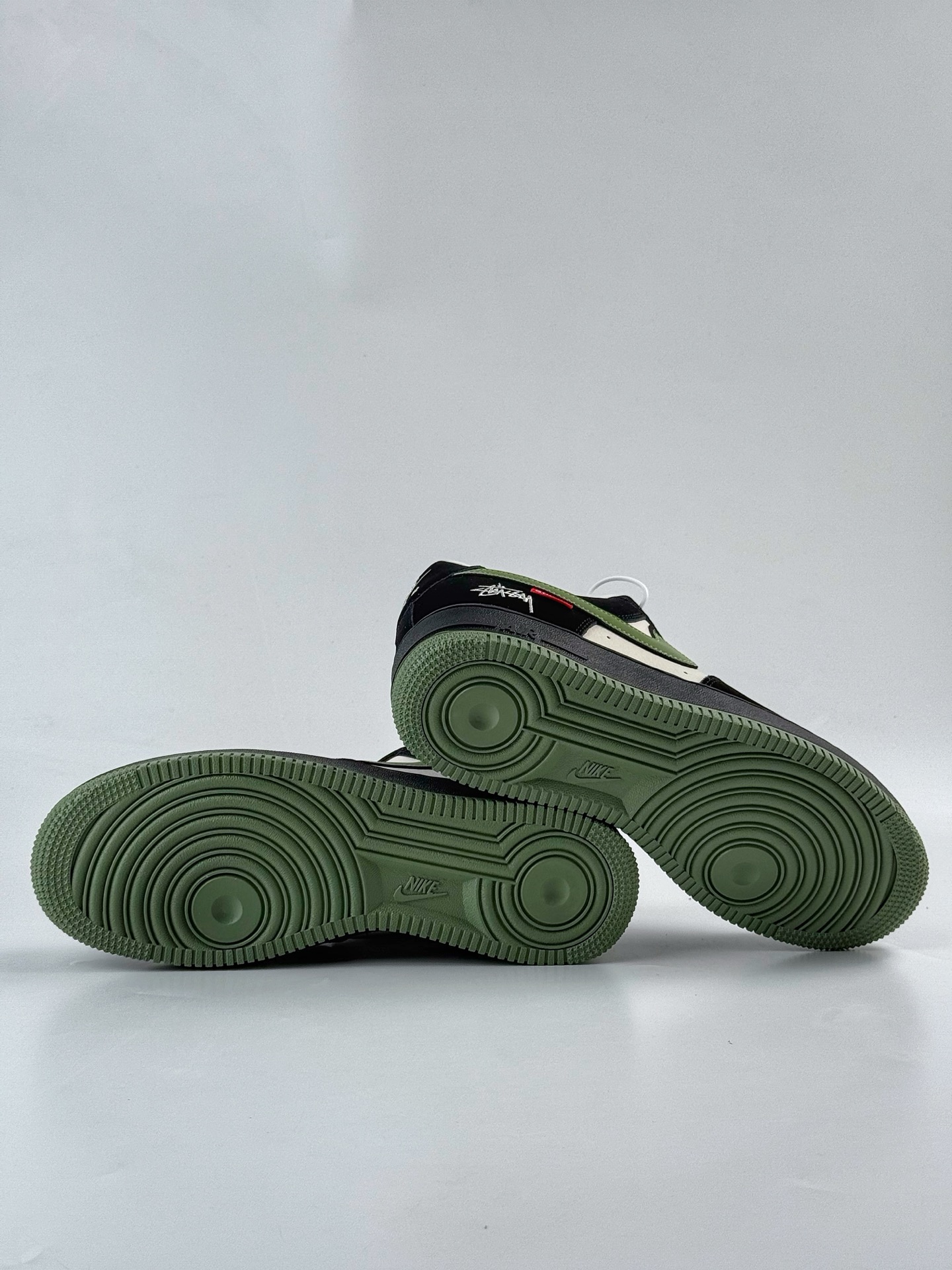 Nike Air Force 1 Low 07 x Stussy 黑白绿小勾满天星 KJ1688-014-莆田鞋,莆田鞋货源,高仿鞋,高仿鞋货源,安福档口,莆田高仿鞋,莆田鞋批发,高仿鞋批发,莆田高仿运动鞋,高仿运动鞋,莆田运动鞋 Nike Air Force 1 Low 07 x Stussy 黑白绿小勾满天星 KJ1688-014