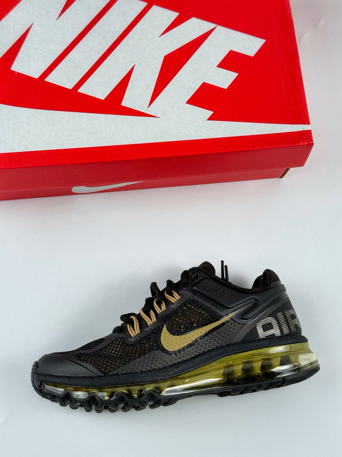 💰260 LY专供 毒版公司货
【NK】Nike Air Max 2013 
舒适时尚耐磨透气 低帮跑步鞋 
Nike Air Max 2013 运动鞋携时尚设计闪亮回归，出众有型
采用网眼布细节和运动风无缝覆面，助你保持清爽感受，塑就焕新造型
经典 Flywire 设计搭配经典全掌型 Max Air 缓震配置，缔造出众舒适感和支撑效果。
官方货号：HQ1927 001TK
尺码：36 36.5 37.5 38 38.5 39 40 40.5 41 42 42.5 43 44 44.5 45 46