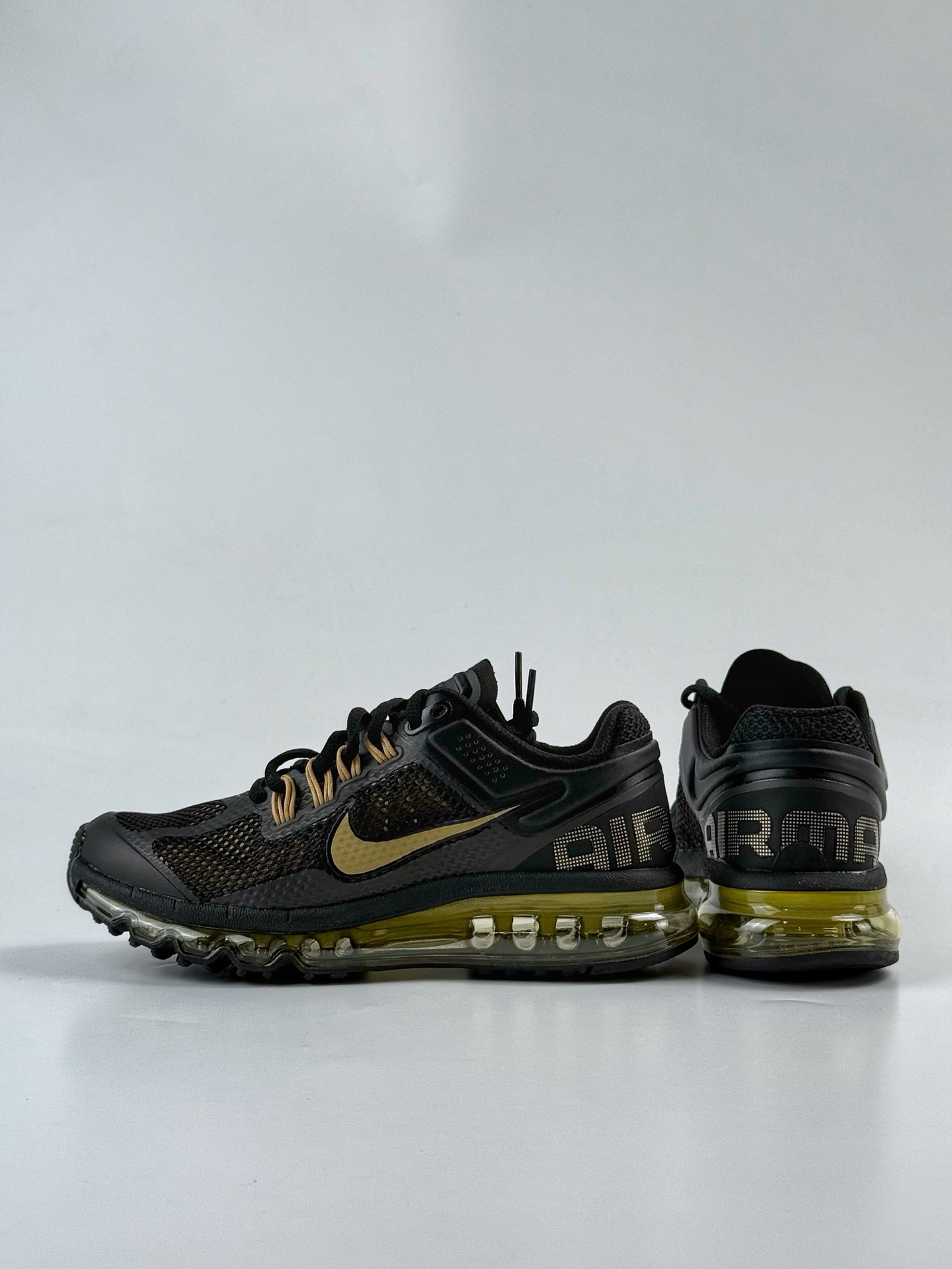 💰260 LY专供 毒版公司货
【NK】Nike Air Max 2013 
舒适时尚耐磨透气 低帮跑步鞋 
Nike Air Max 2013 运动鞋携时尚设计闪亮回归，出众有型
采用网眼布细节和运动风无缝覆面，助你保持清爽感受，塑就焕新造型
经典 Flywire 设计搭配经典全掌型 Max Air 缓震配置，缔造出众舒适感和支撑效果。
官方货号：HQ1927 001TK
尺码：36 36.5 37.5 38 38.5 39 40 40.5 41 42 42.5 43 44 44.5 45 46