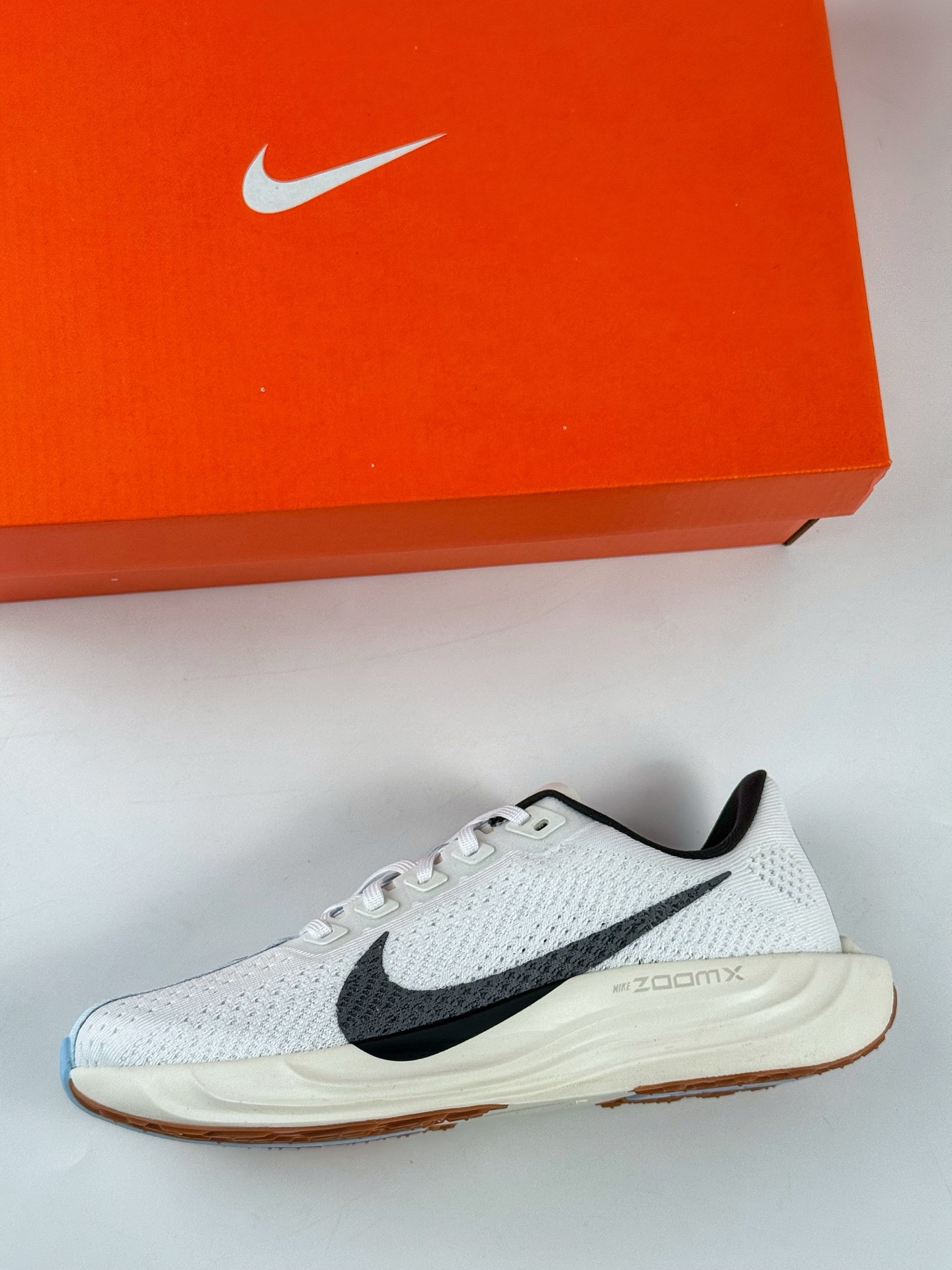 💰200 LY专供 毒版公司货
【NK】Nike Air Zoom Flex Plus Pegasus 白黑
耐克加强版系列低帮马拉松休闲运动慢跑鞋
竞训神鞋飞马Plus回归
采用弹性 Flyknit 飞织鞋面材质
内里嵌入定型海绵
全掌型 ZoomX 泡绵中底
外置防滑耐磨橡胶底片
官方货号：FQ7262 101TK
尺码：36-46
